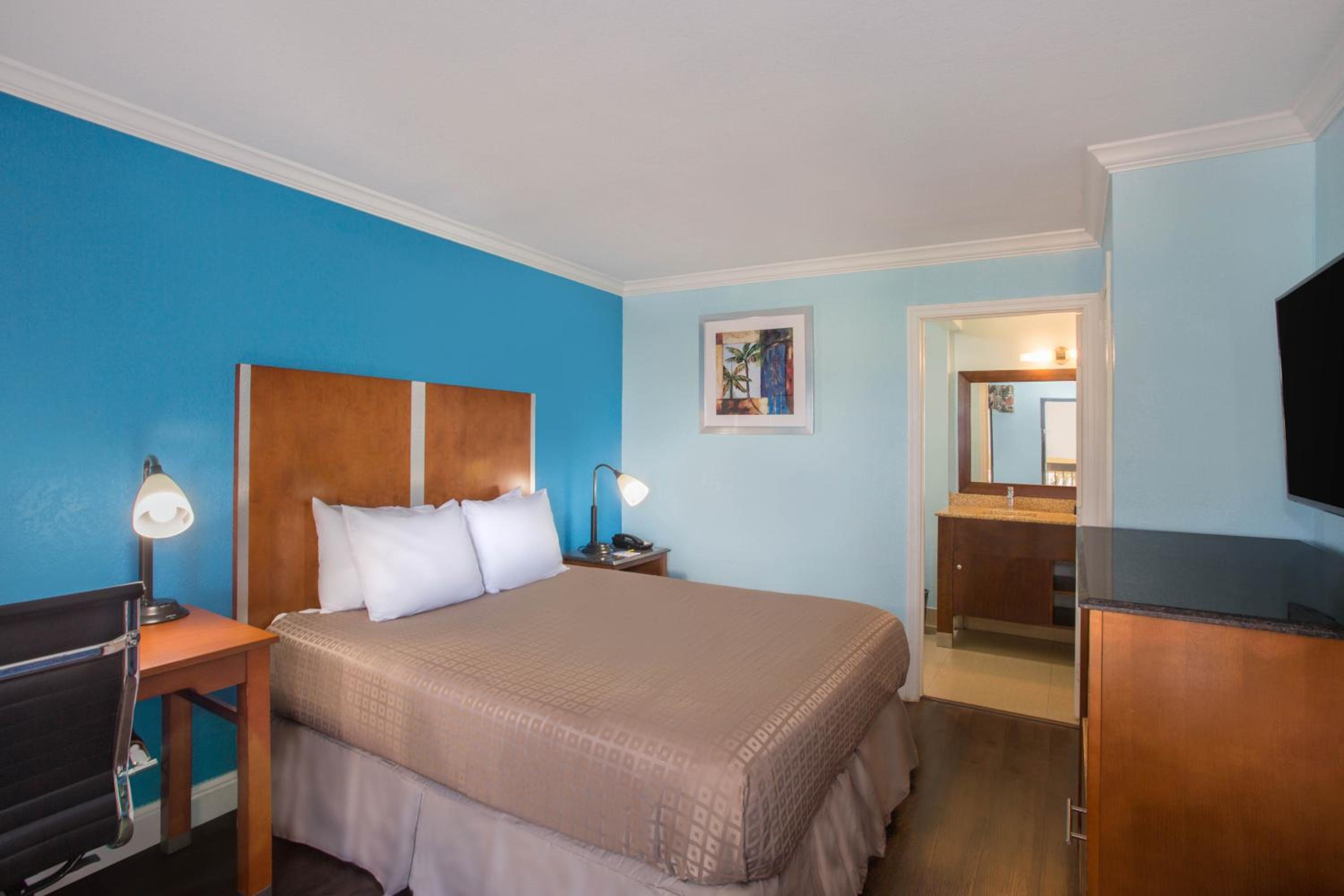 King Room - Non-Smoking - Photo 1