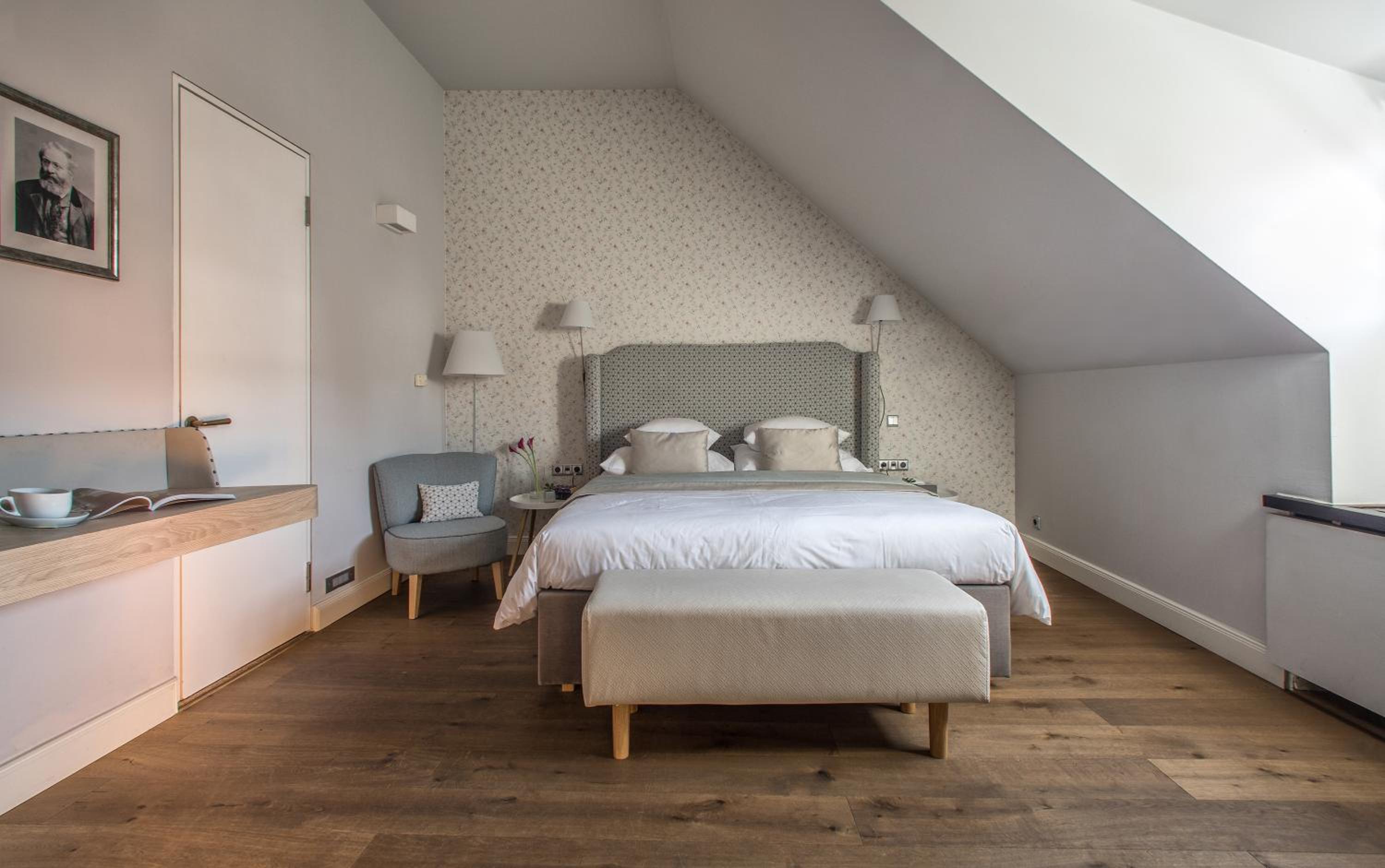 Superior room with Neruda street View