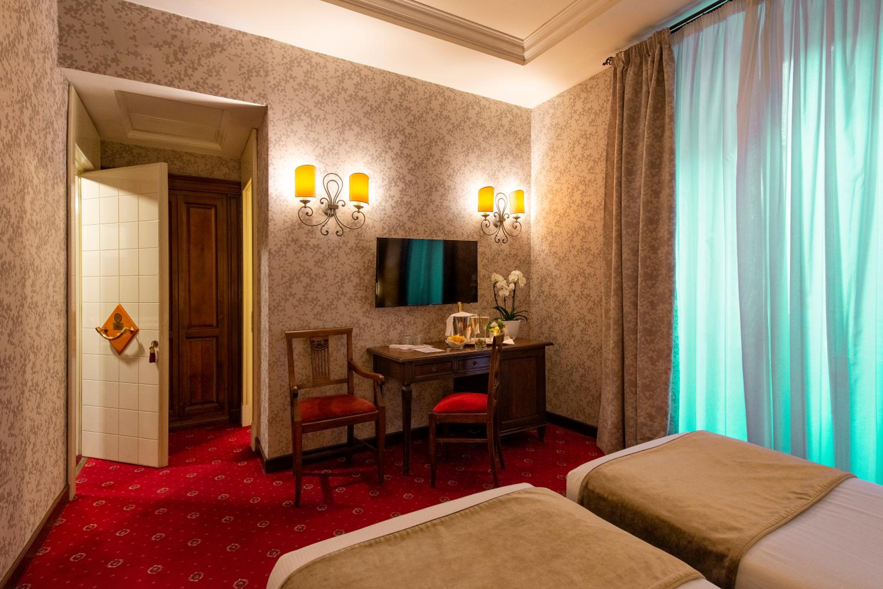 Superior Double Room thumbnail 5