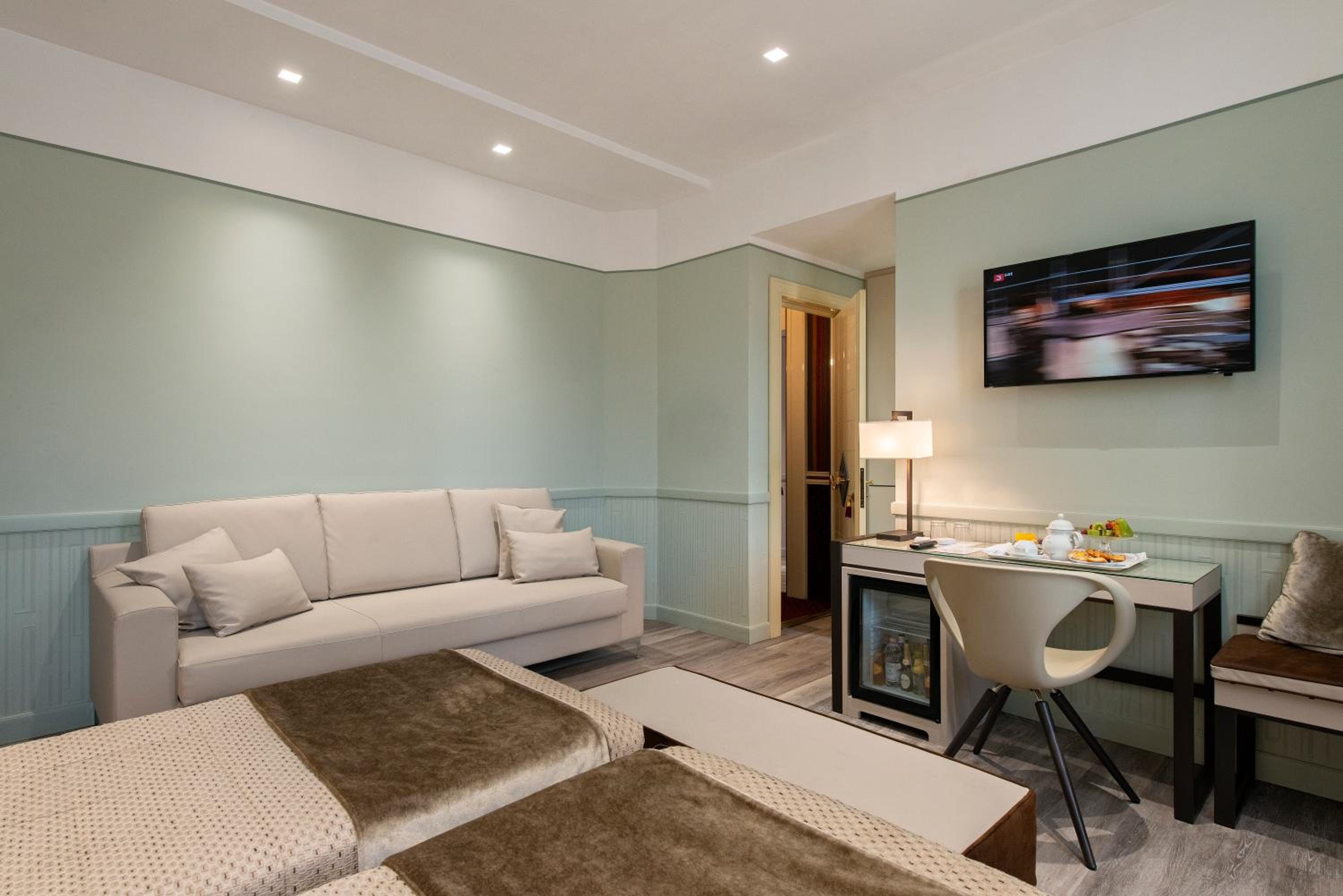 Superior Double Room thumbnail 6