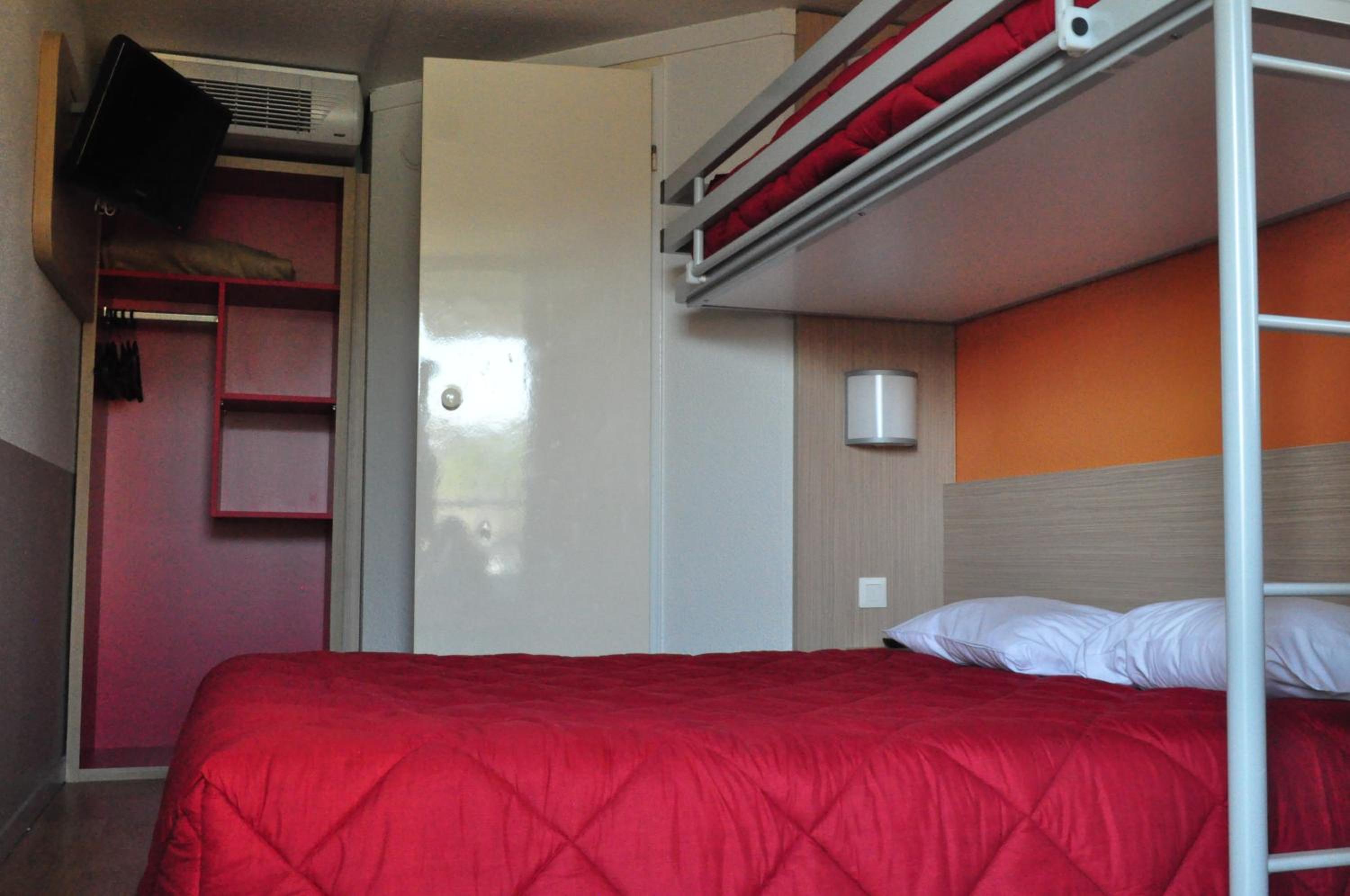Triple Room (1 Double Bed + 1 Single Bed) photo 2