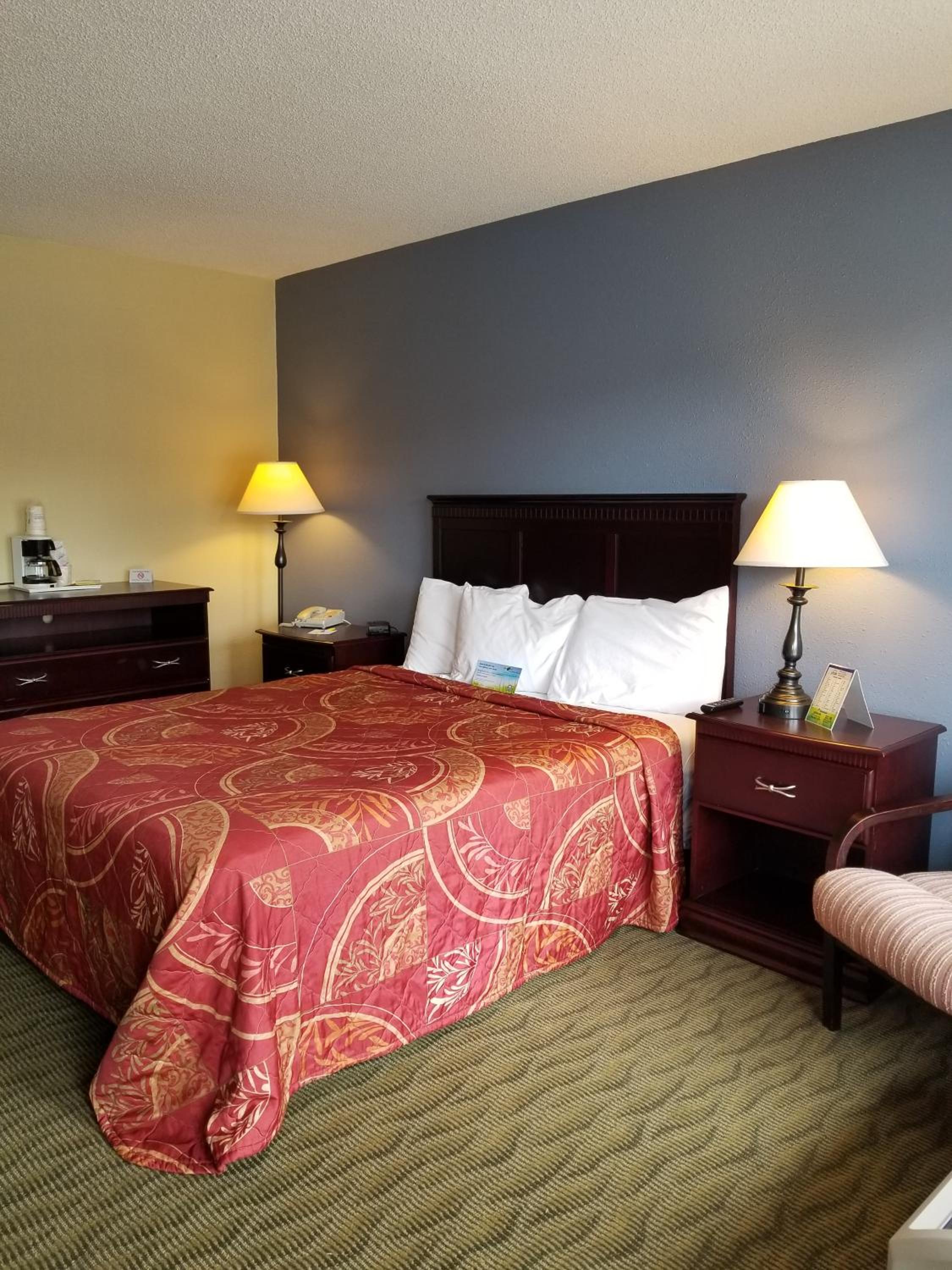 Queen Room - Mobility Access/Non-Smoking - Photo 4