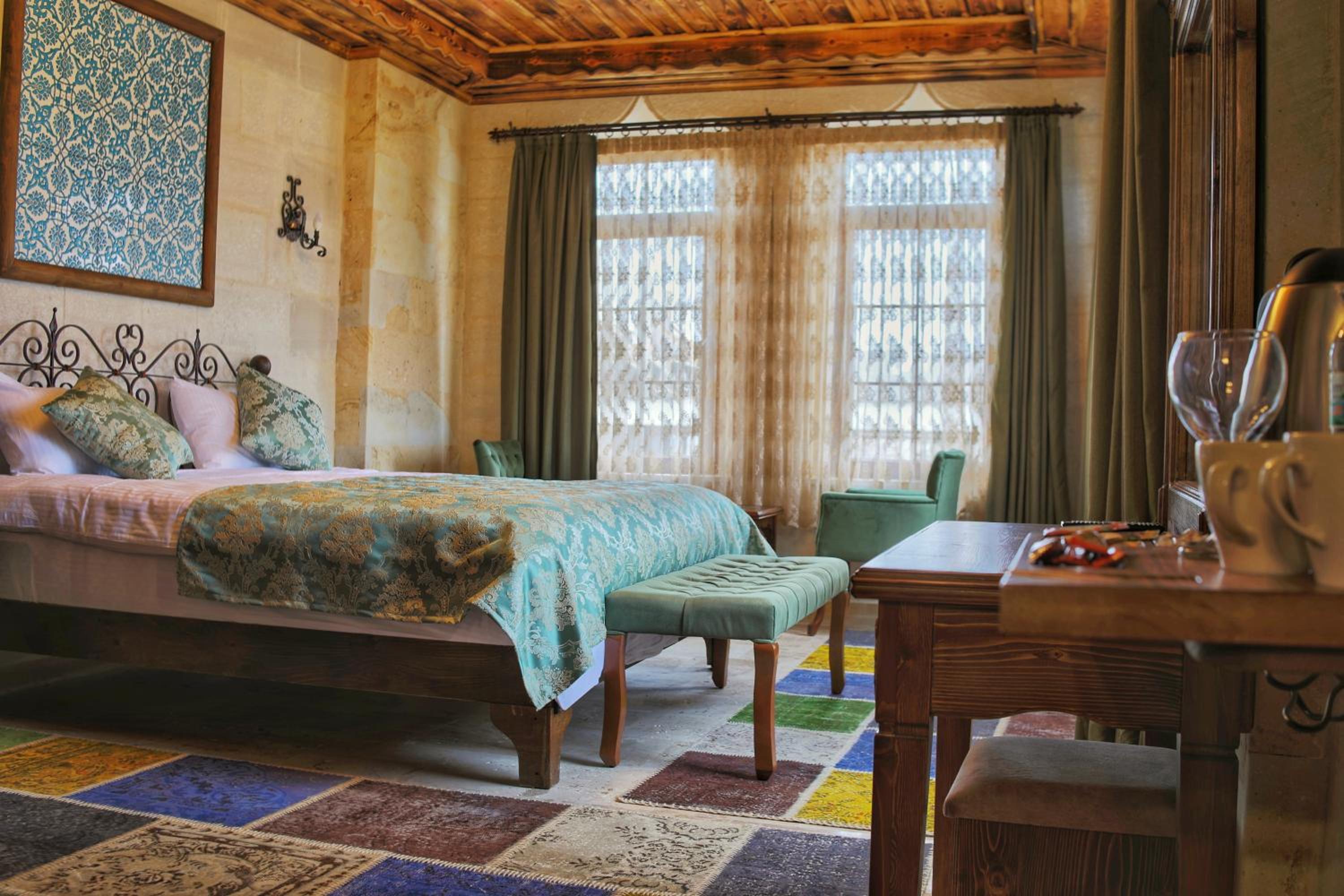 Deluxe King Room - Photo 13
