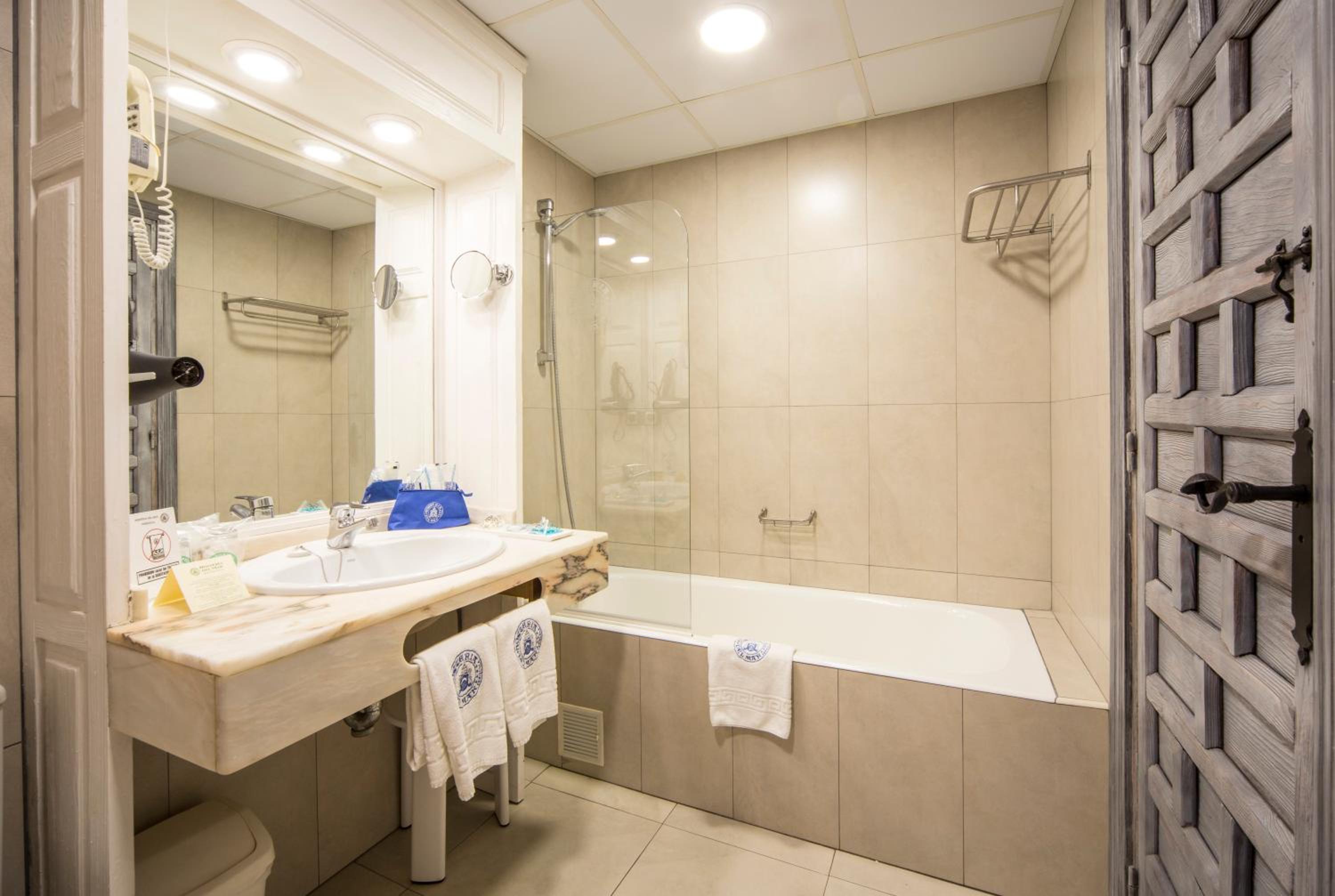Standard Twin Room (2 adults), photo 7