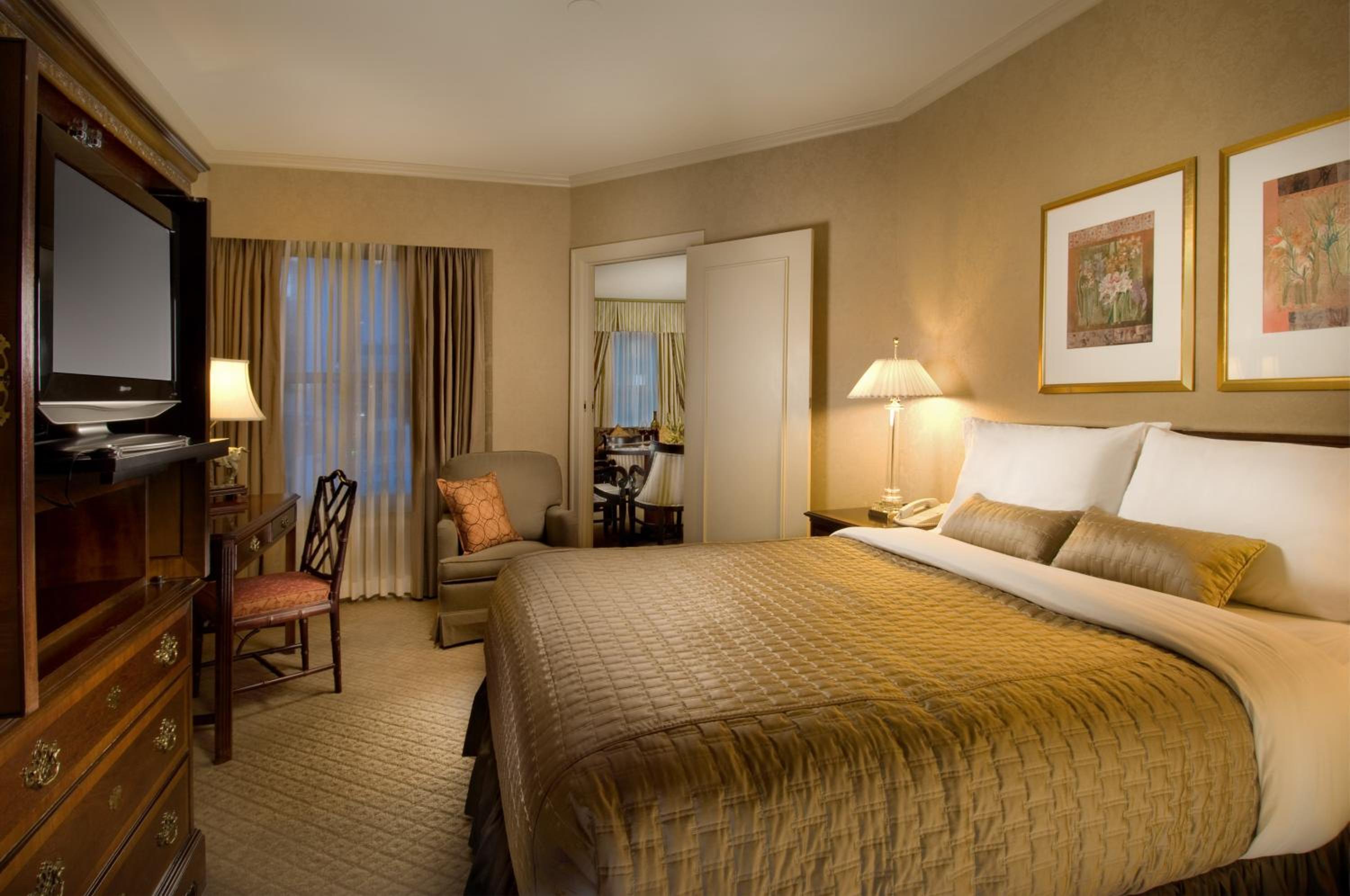 Executive Suite Queen Room - Photo 2