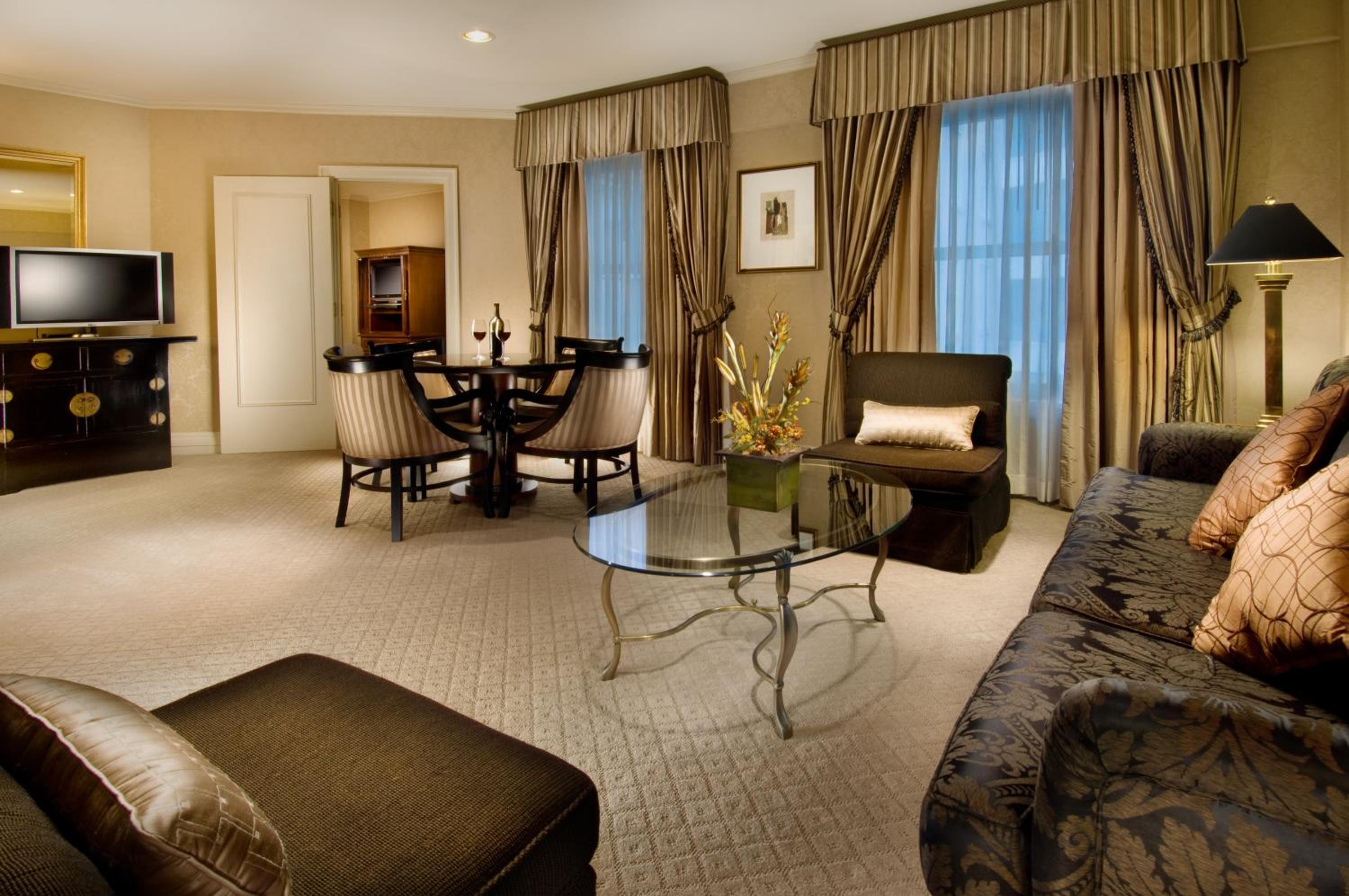 Executive Suite Queen Room - Photo 1