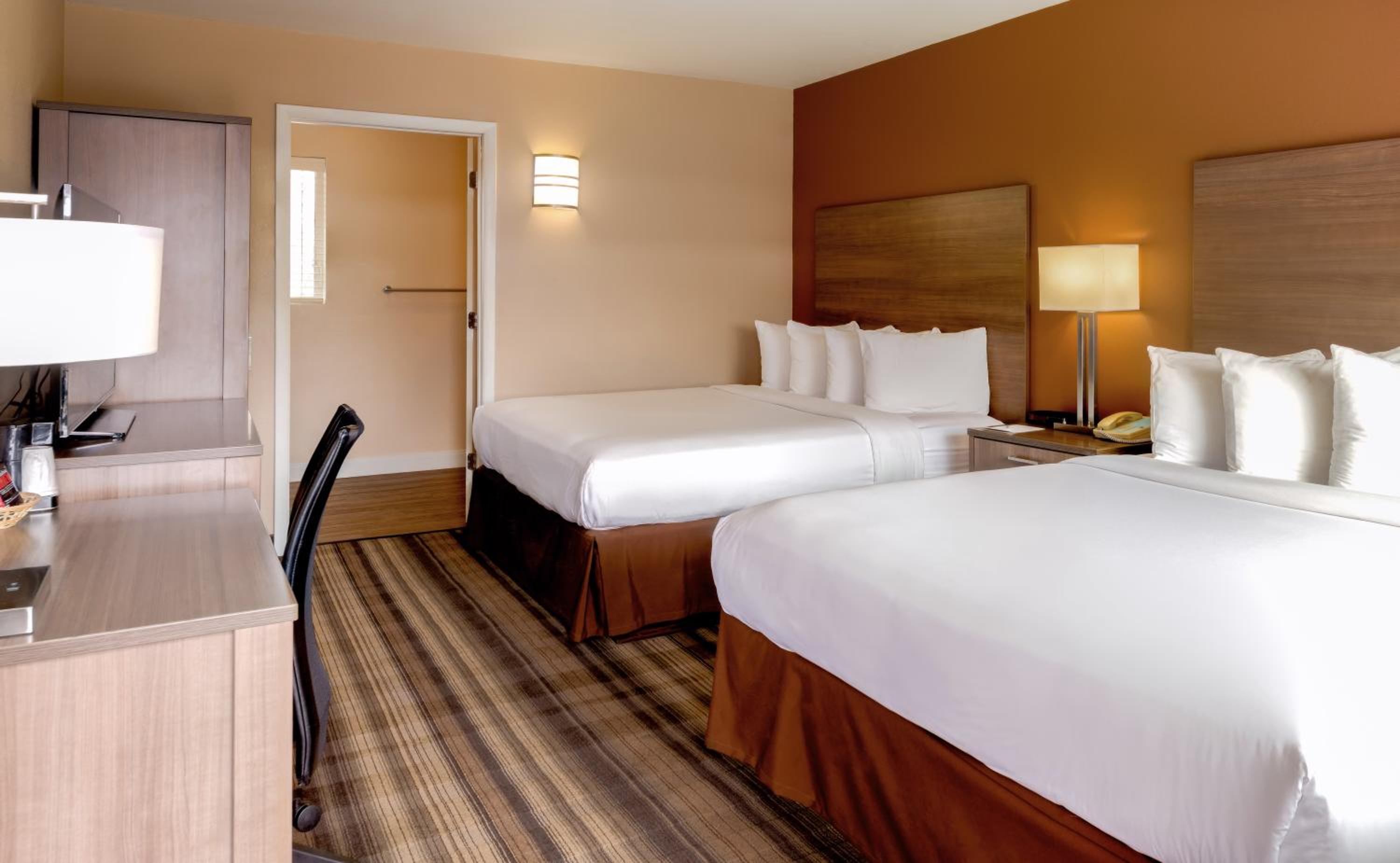 Queen Room with Two Queen Beds photo 2