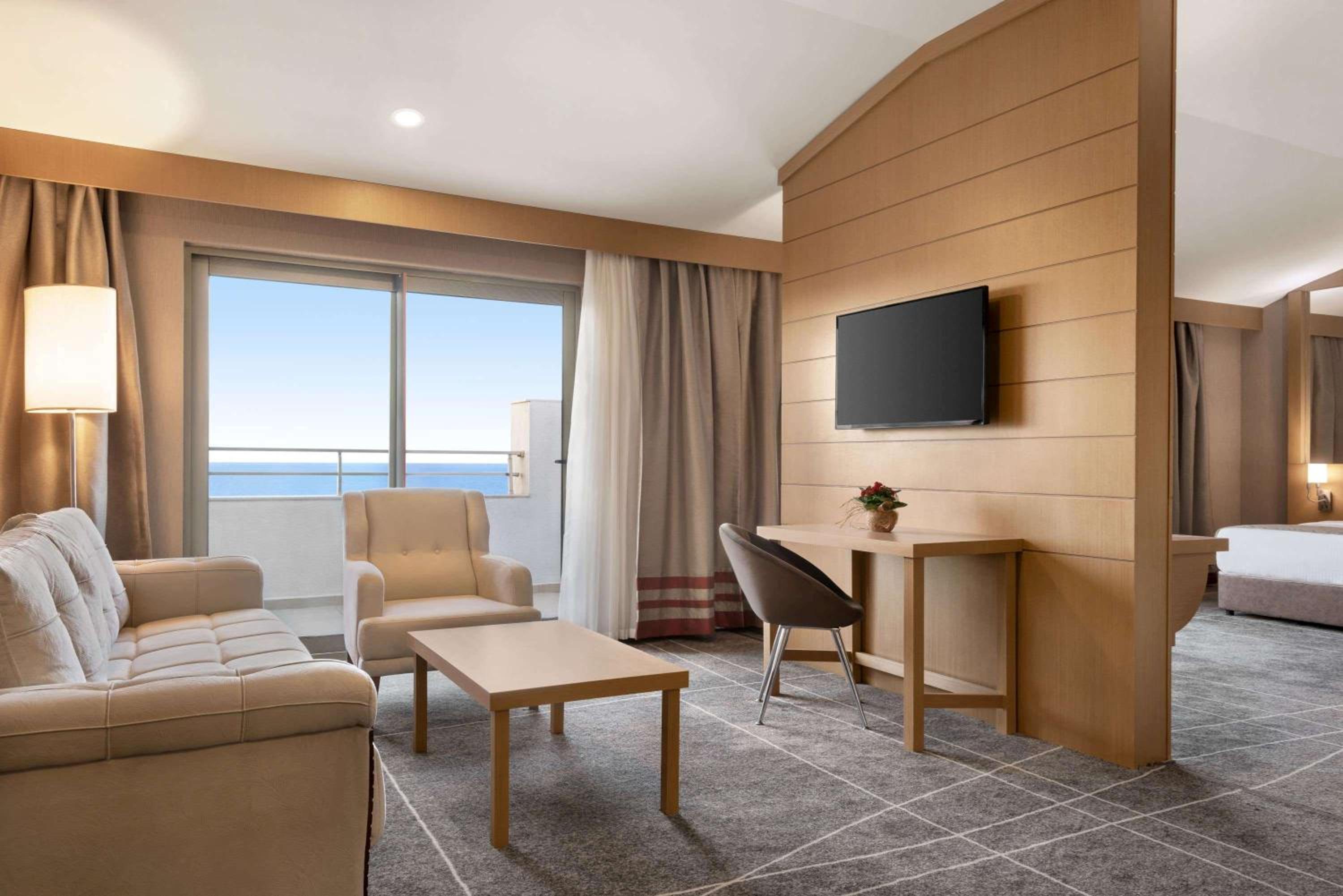 King Suite with Sea View - Non-Smoking - Photo 4