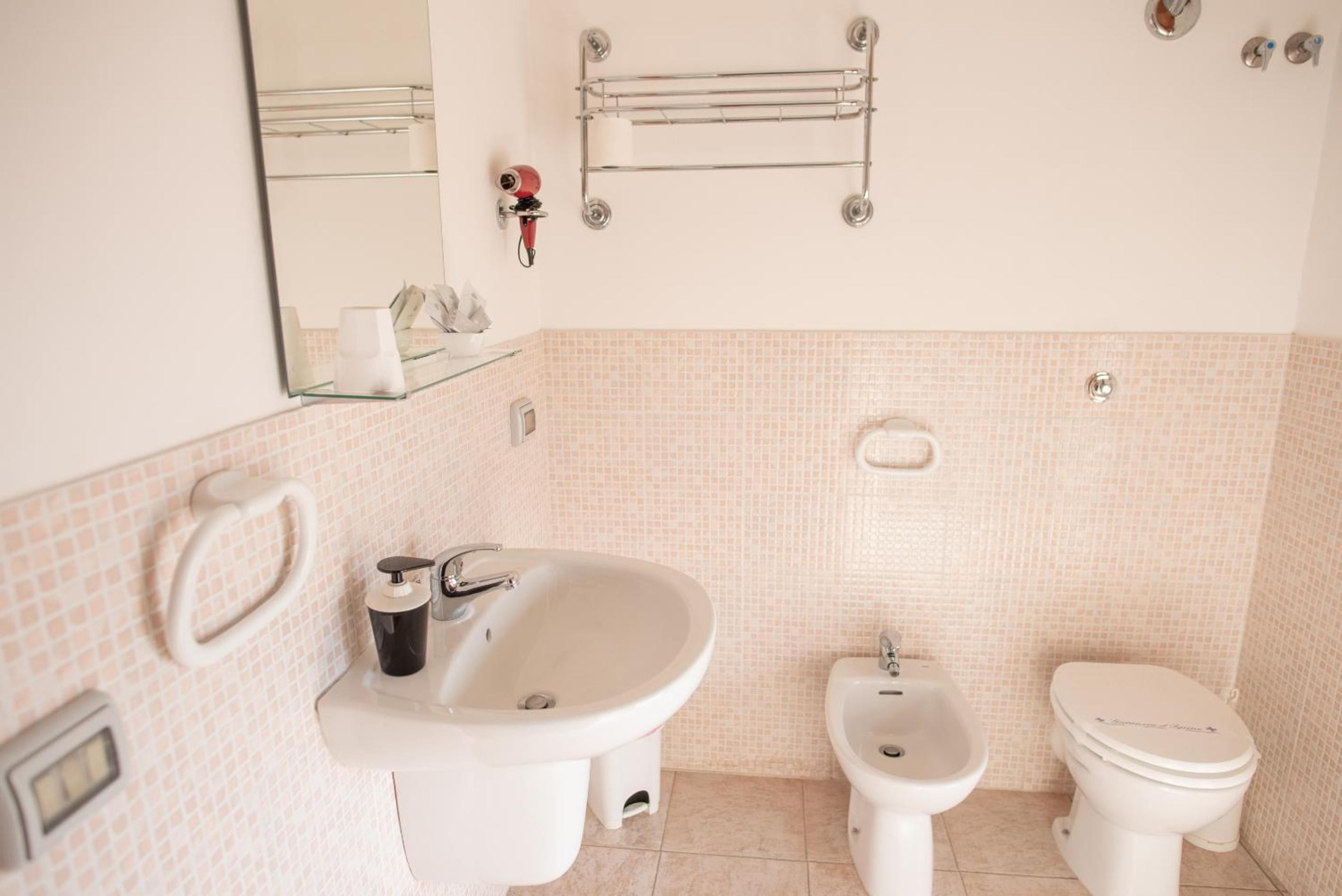 Double Room - Photo 18