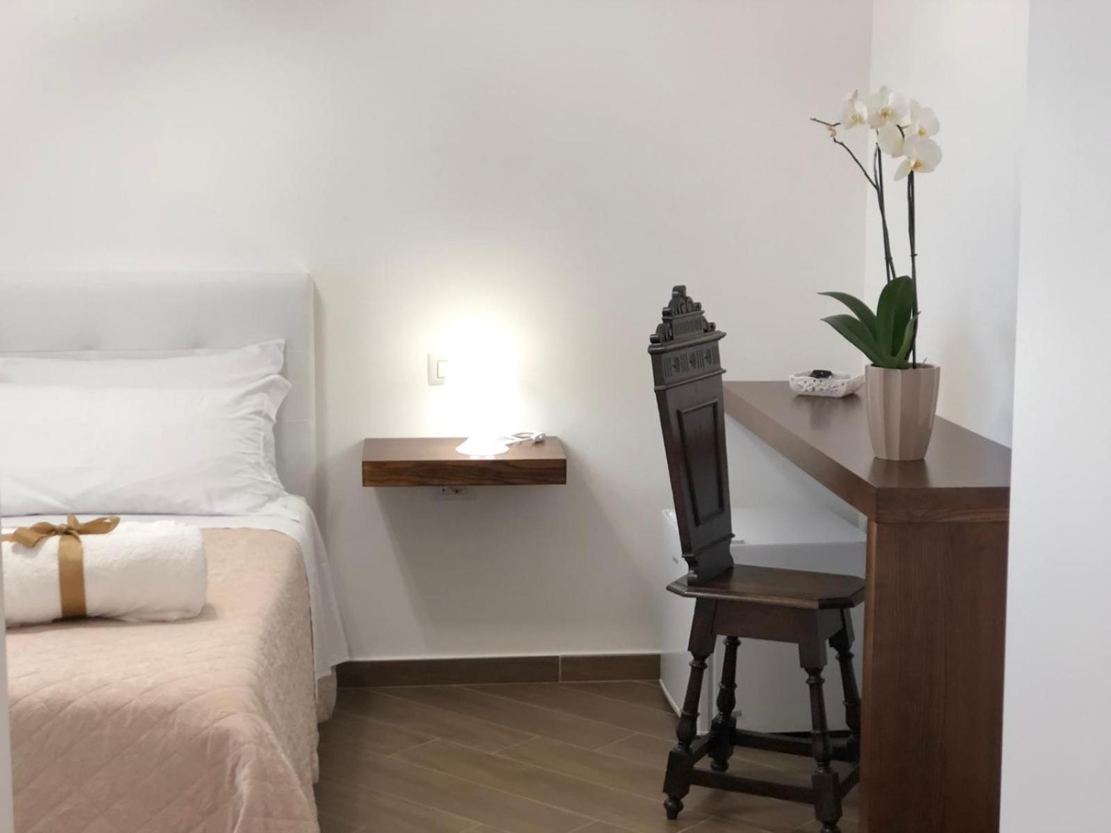 Double Room with Balcony - Photo 3