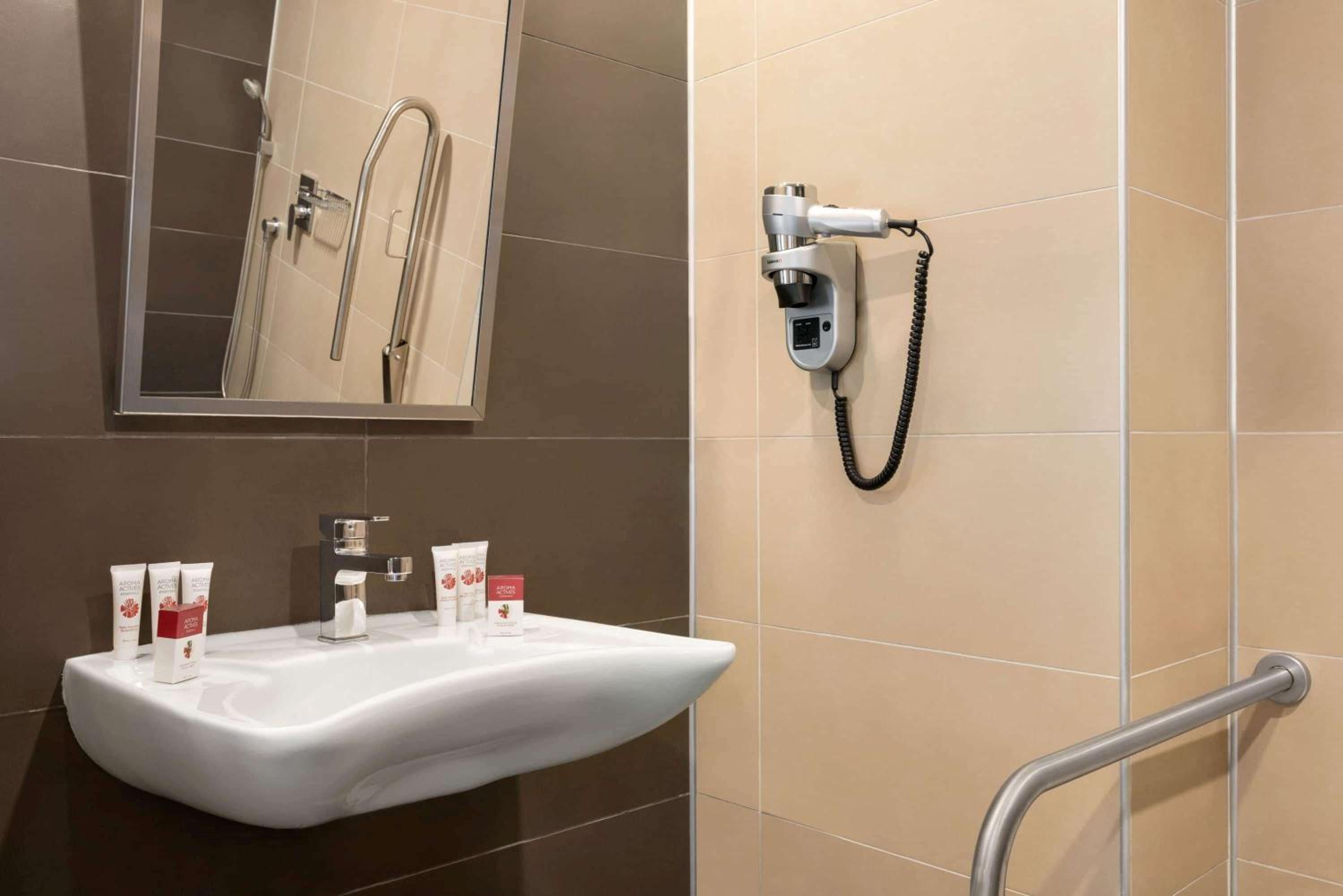 Double Room with Sea View - Mobility Access/Non-Smoking - Photo 2