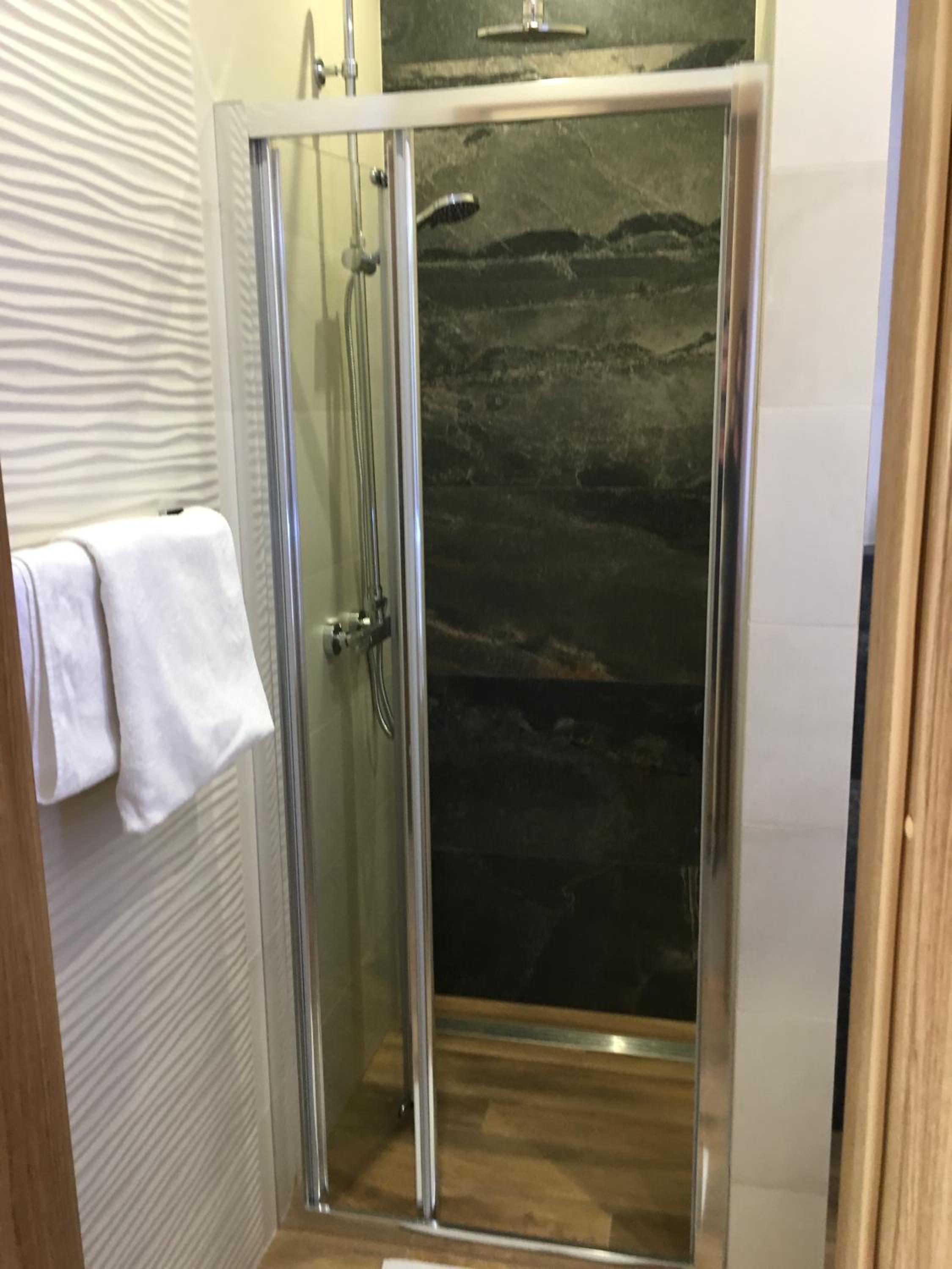 Double Room with Private Bathroom - Photo 4