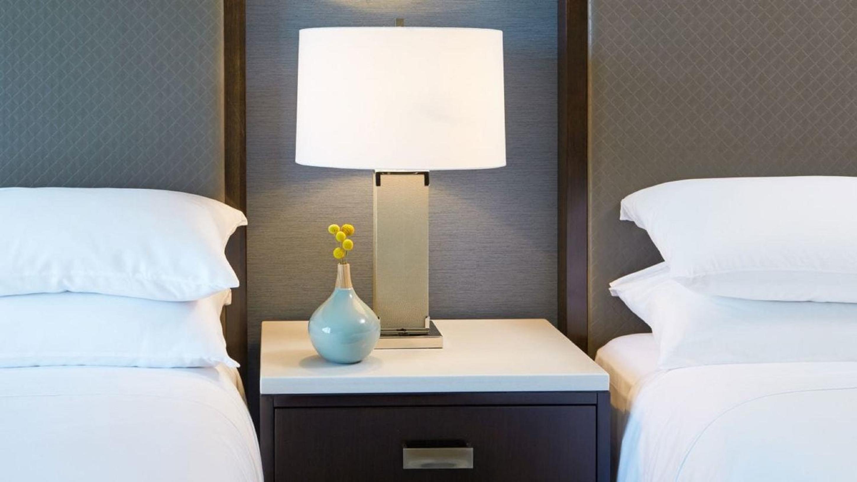 Queen Room with Accessible Tub - Disability Access photo 3
