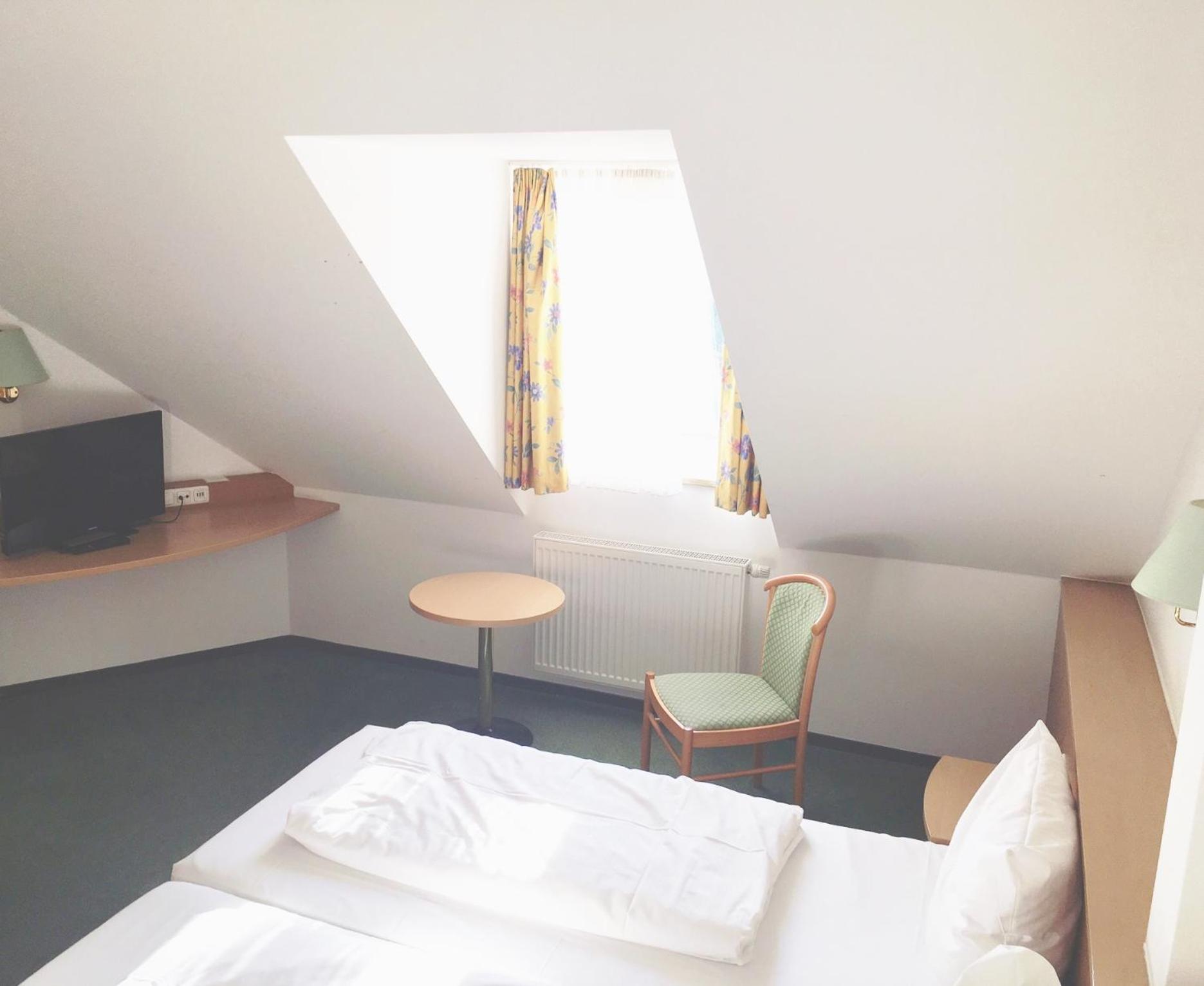 Double Room with Private Bathroom - Photo 2