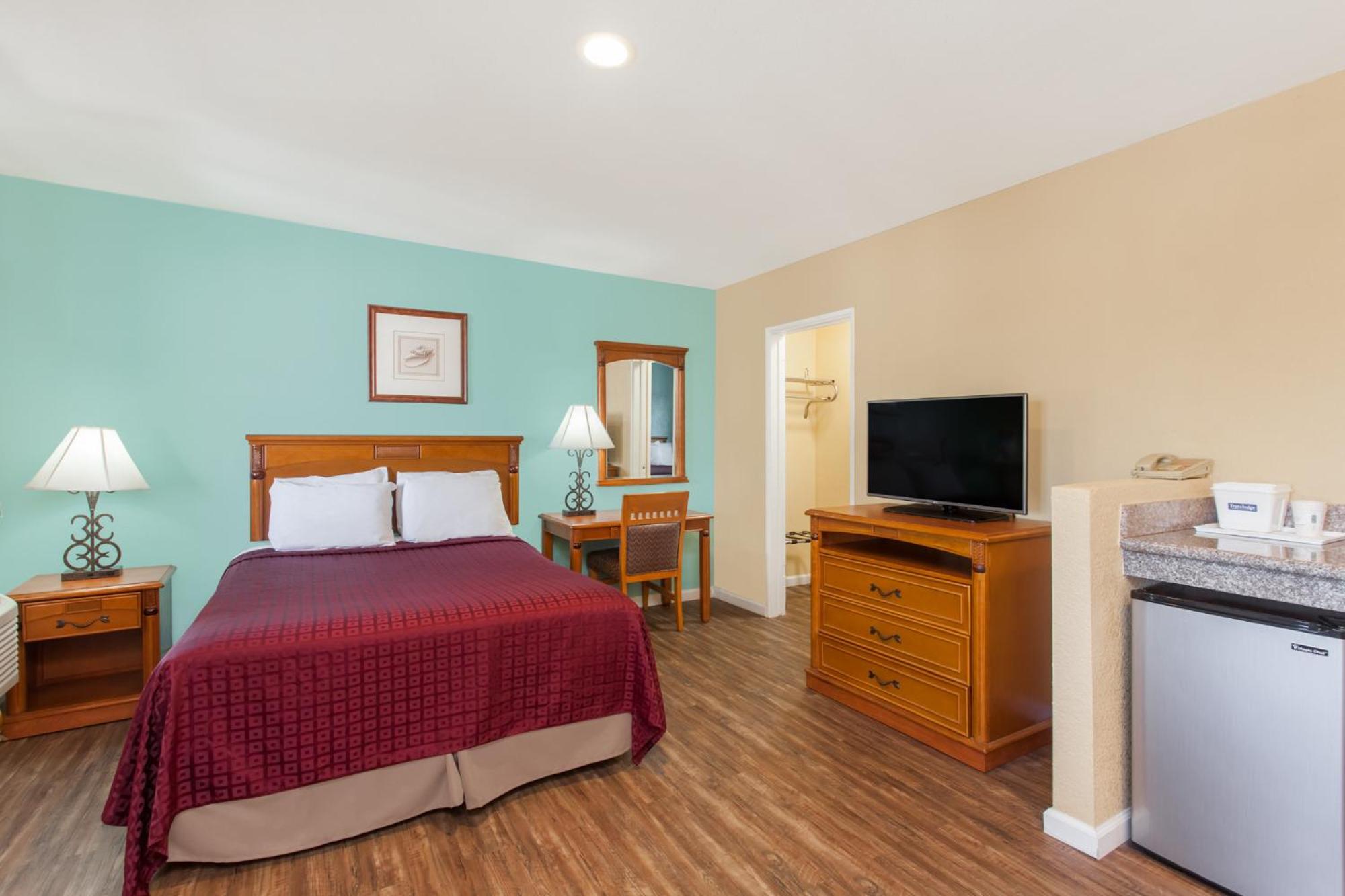 One-Bedroom Suite with Two Queen Beds - Non-Smoking - Photo 1