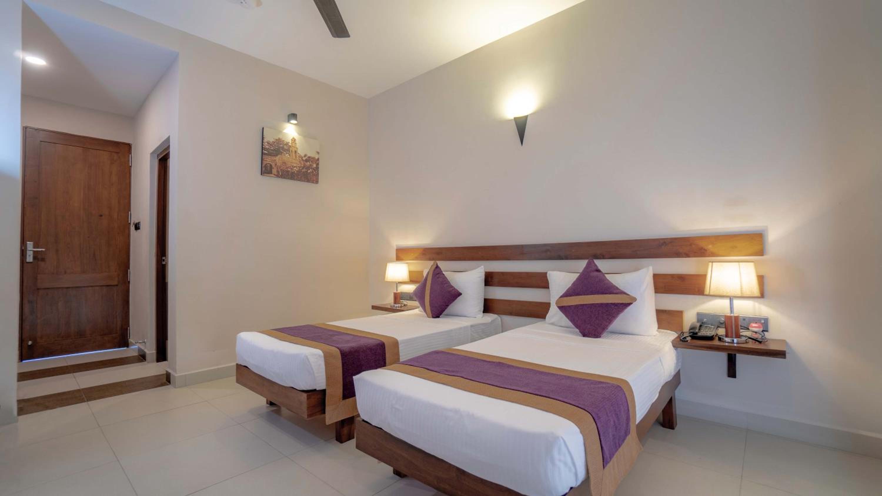 Deluxe Twin Room with Balcony & Canal View
