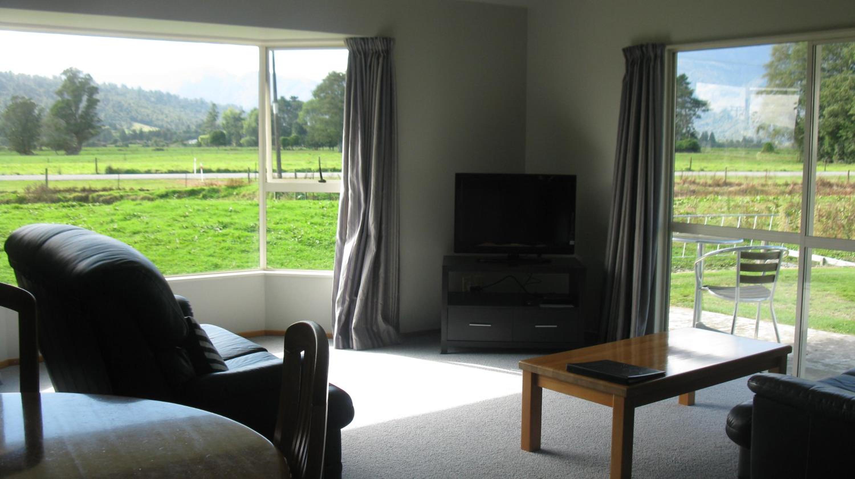 Large One-Bedroom Apartment with Mountain View