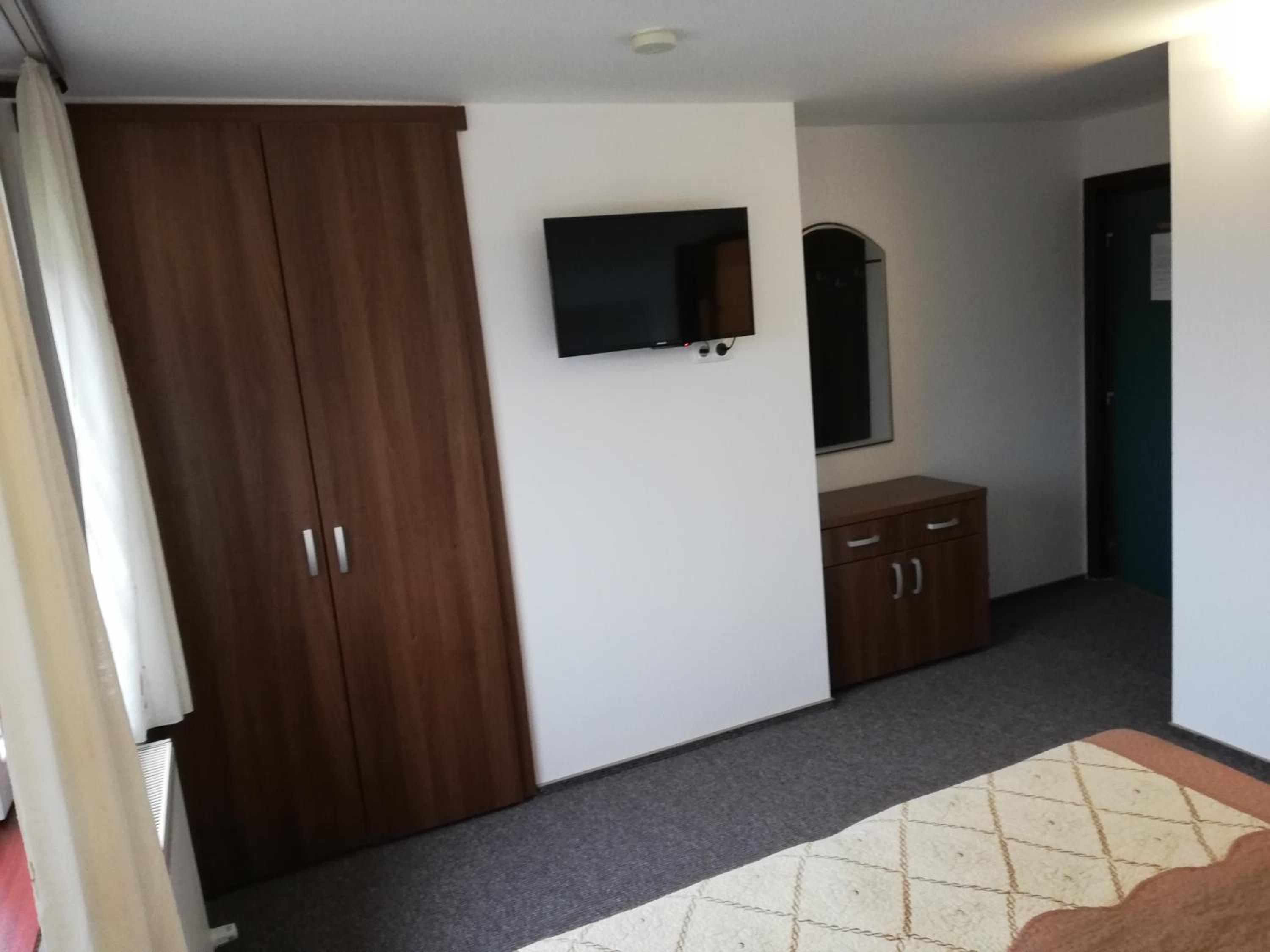Twin Room - Photo 3