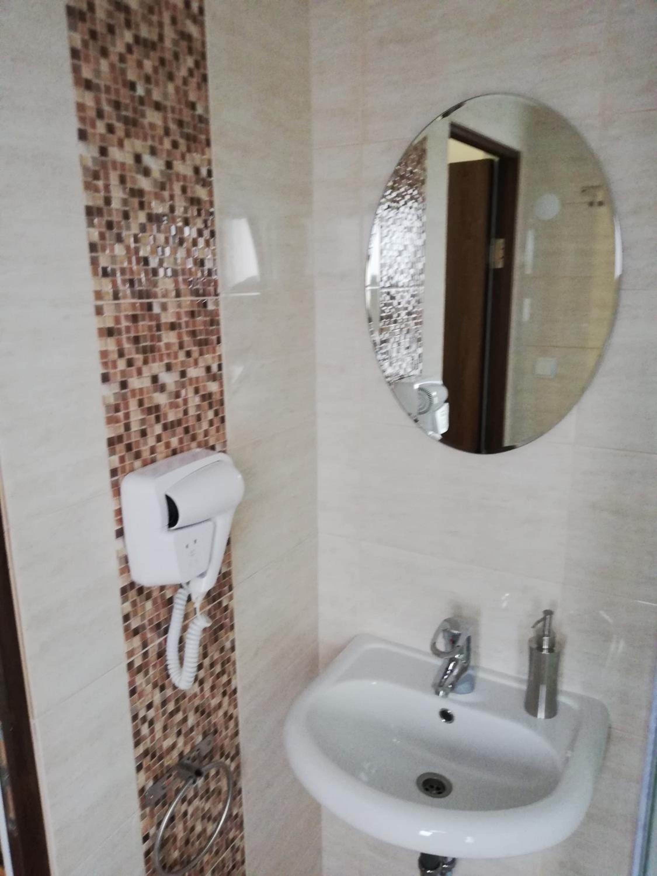 Twin Room - Photo 5