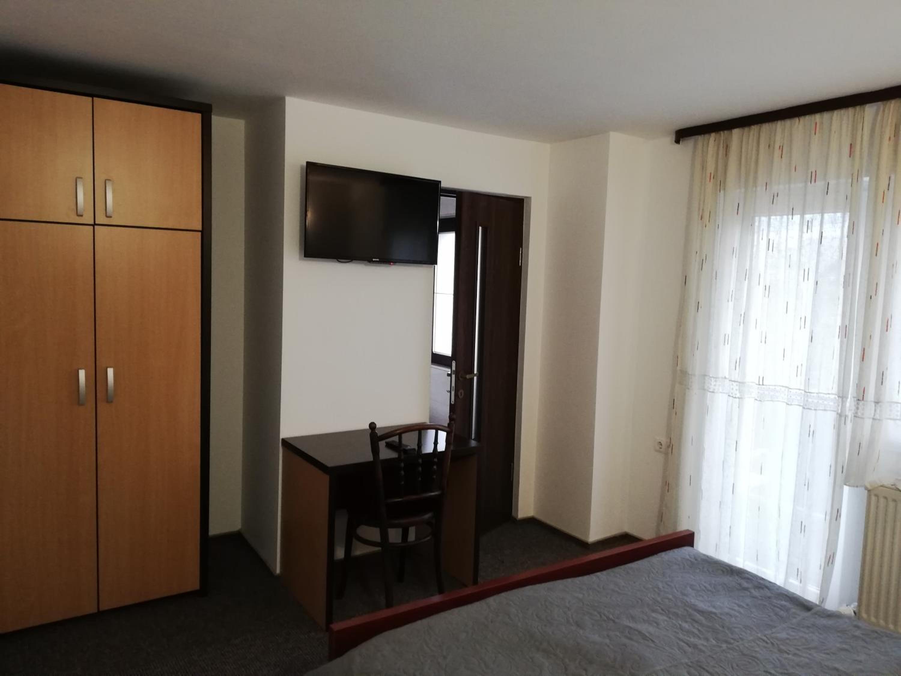 Twin Room - Photo 12