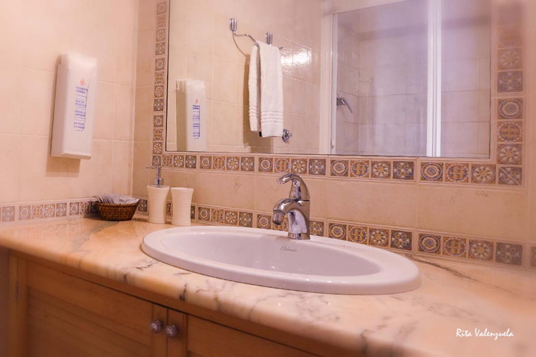 Single Room with Private Bathroom photo 2