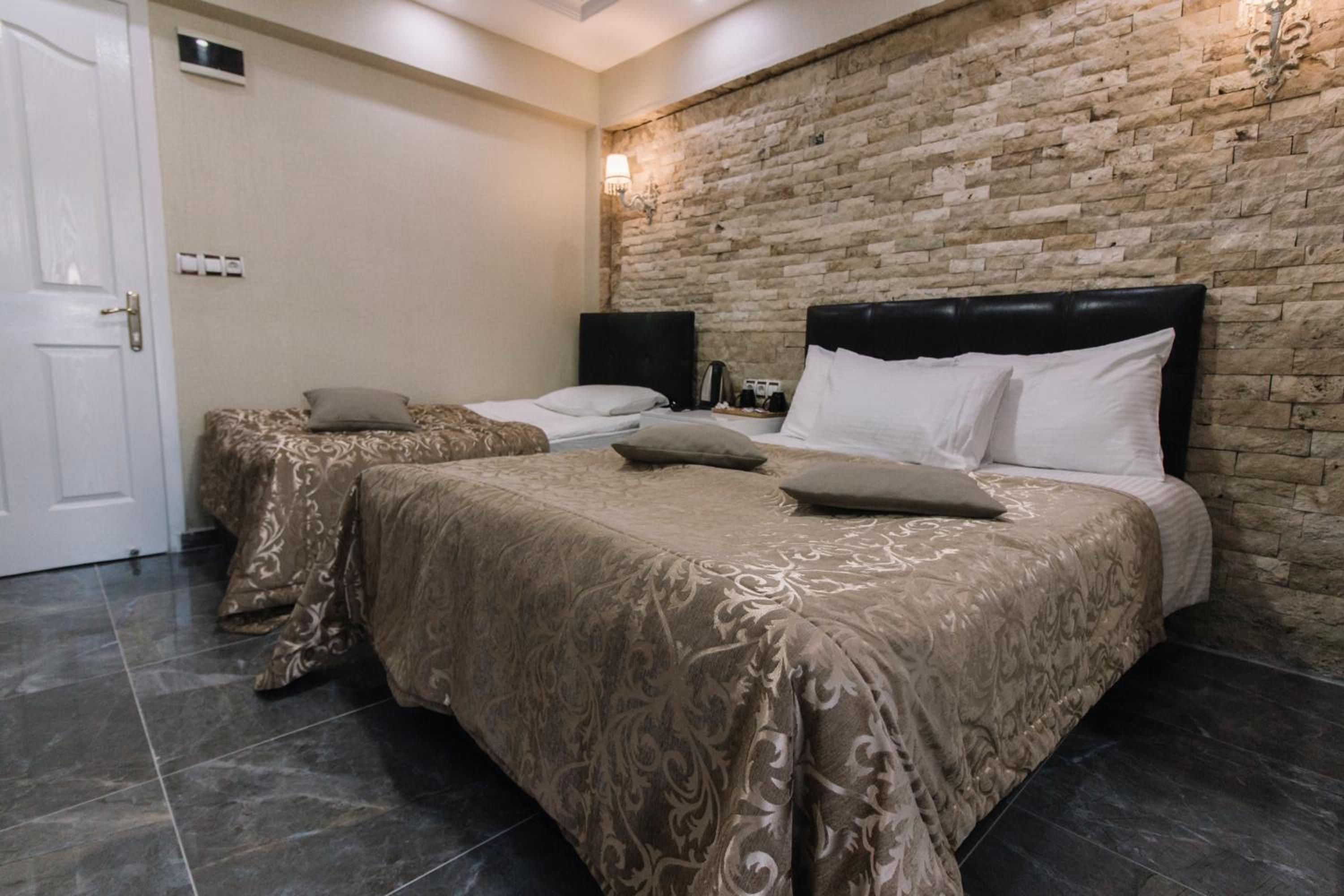 Double or Twin Room - Photo 5