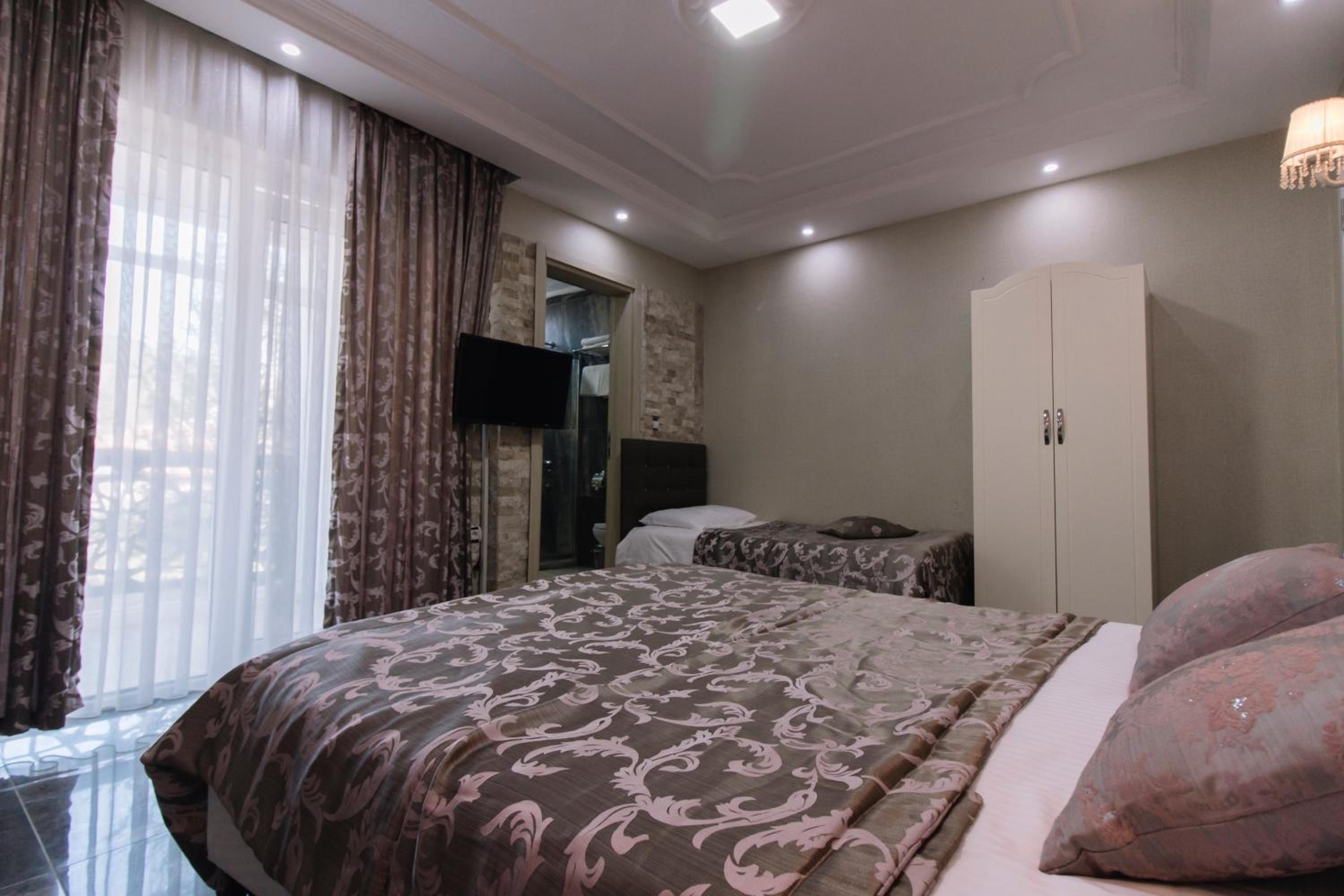 Double or Twin Room - Photo 9