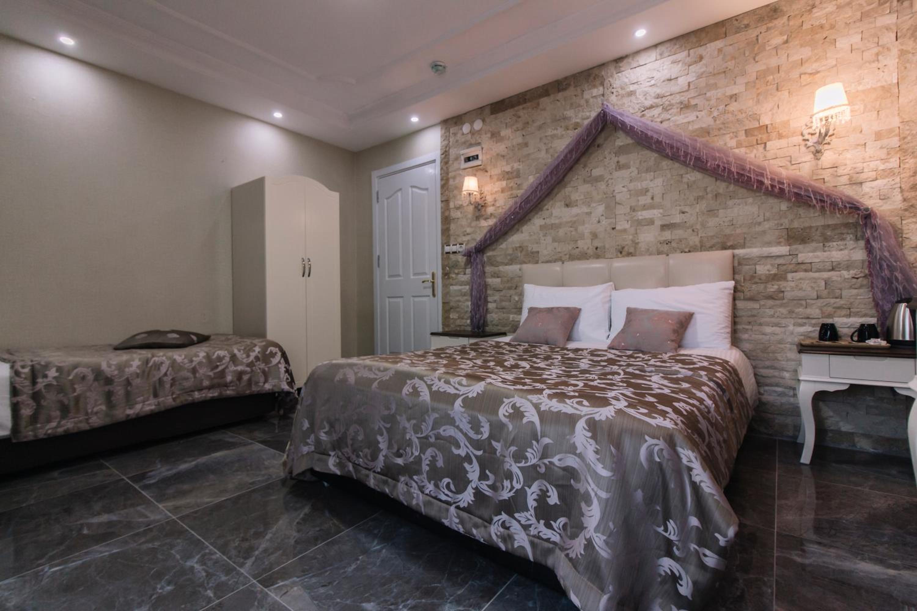 Double or Twin Room - Photo 8