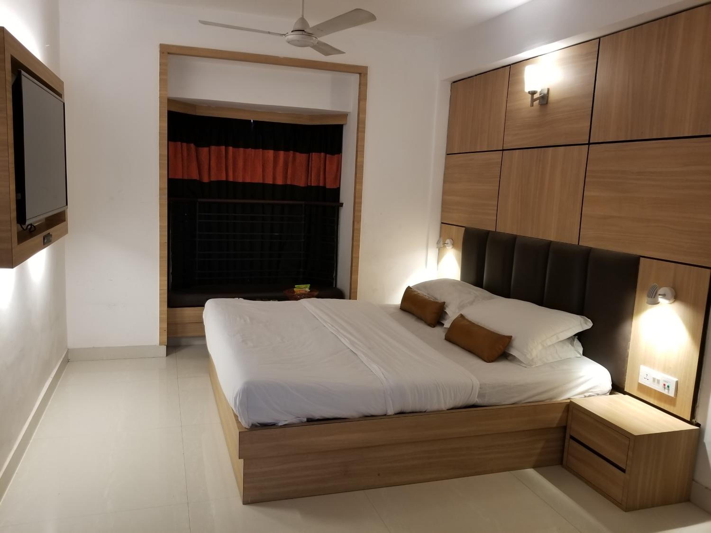 Premier Room with Bay Window Seating - Photo 12