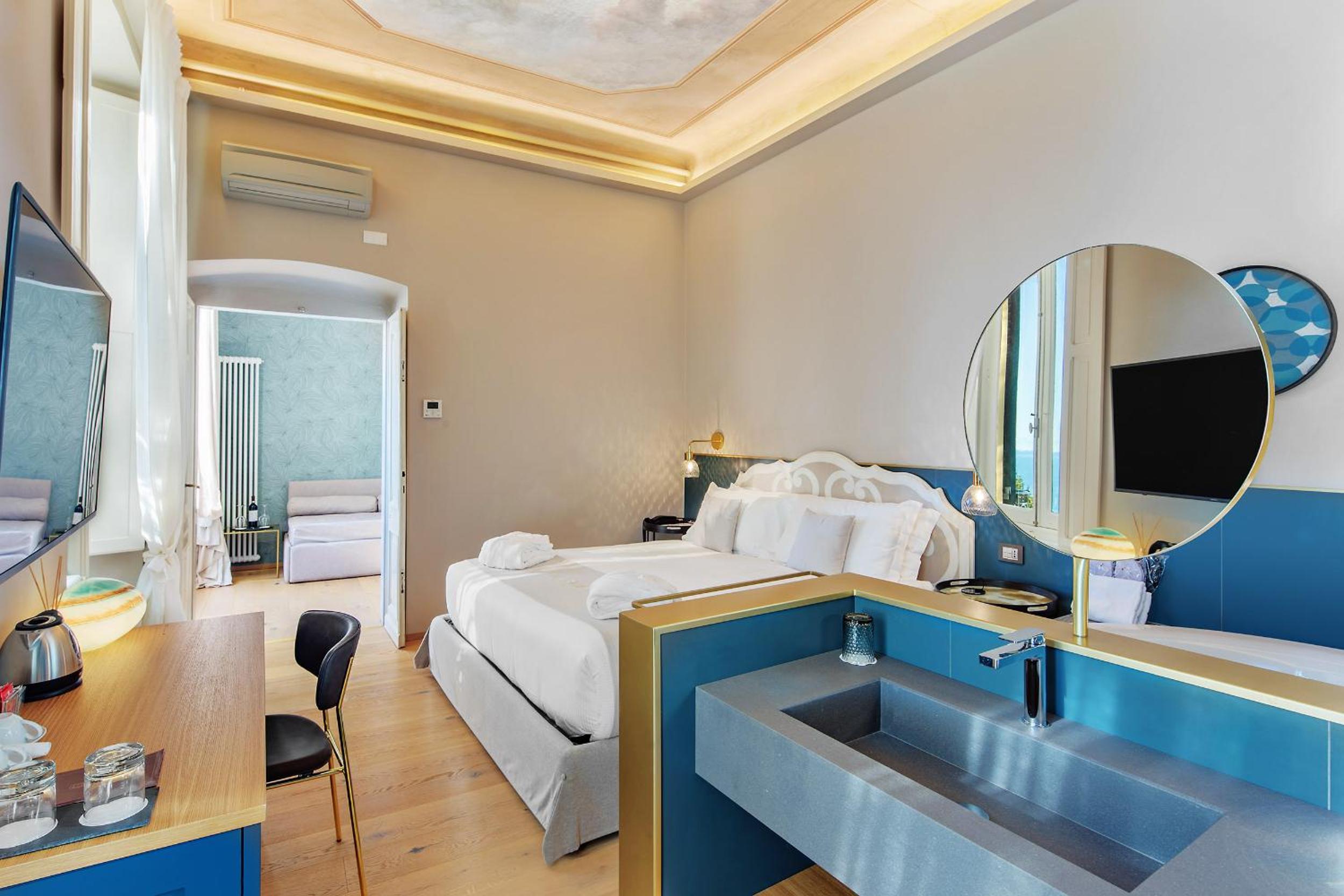 Junior Suite with Sea View and Jacuzzi photo 1