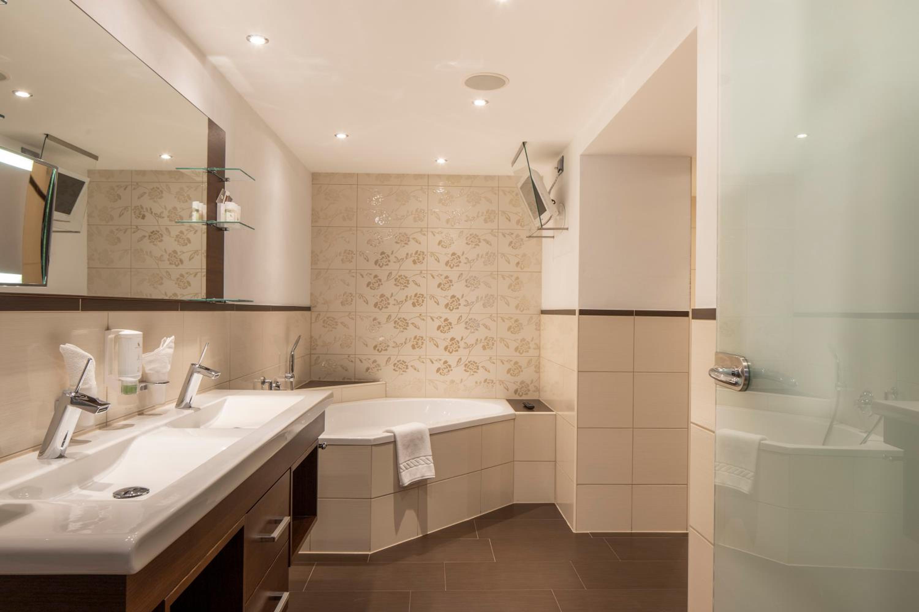 Two-Bedroom Suite - Photo 3
