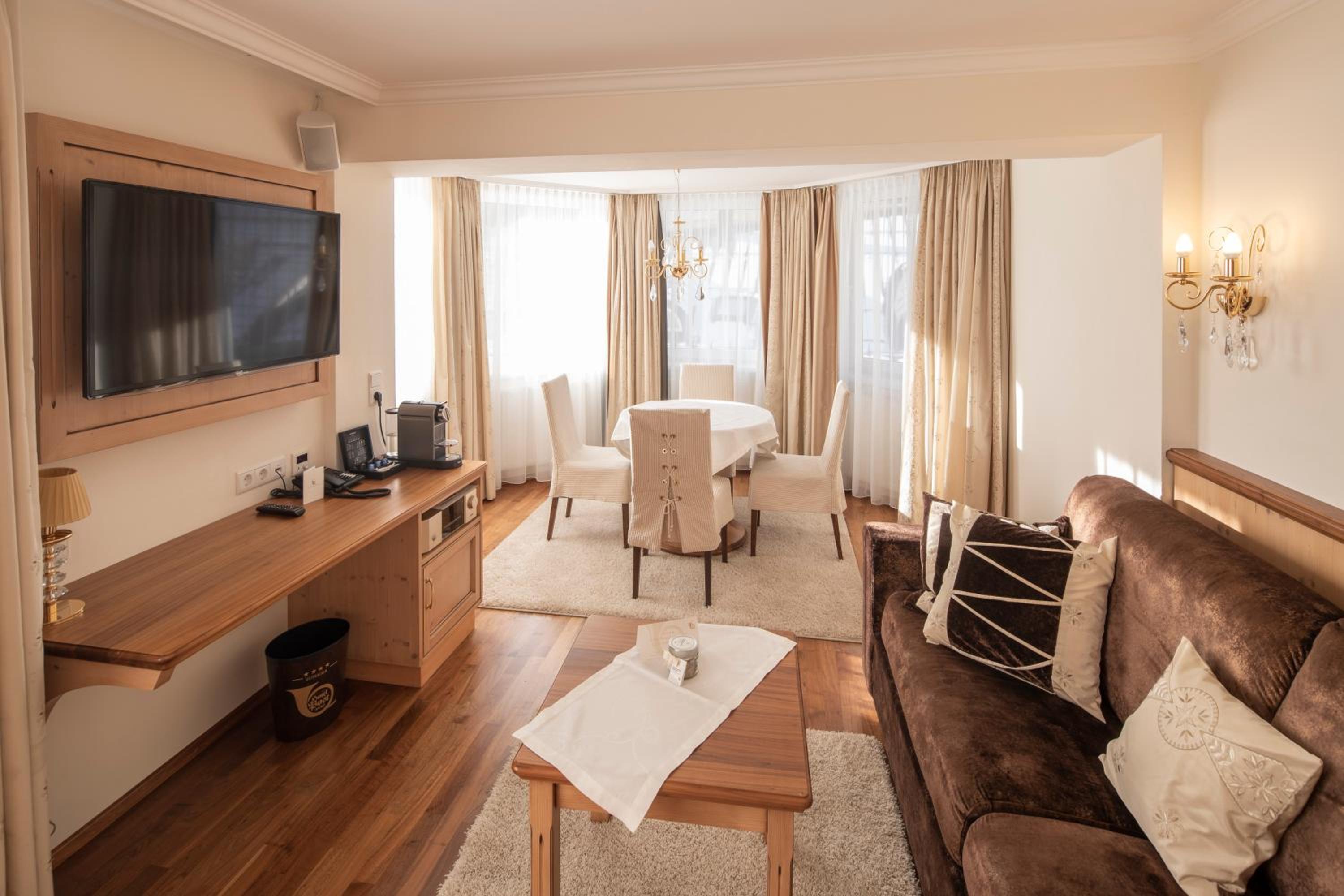 One-Bedroom Suite - Photo 7