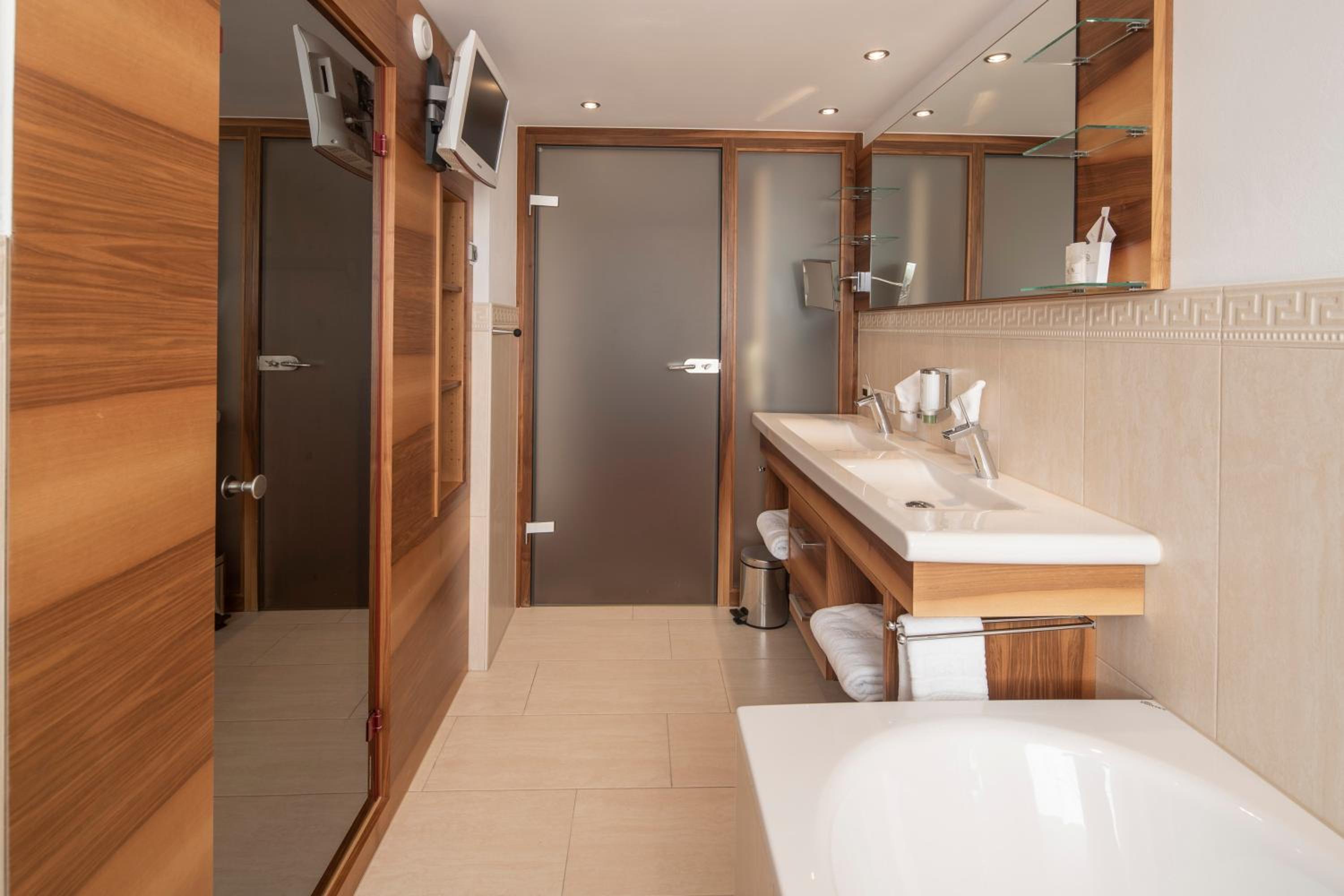 One-Bedroom Suite - Photo 6