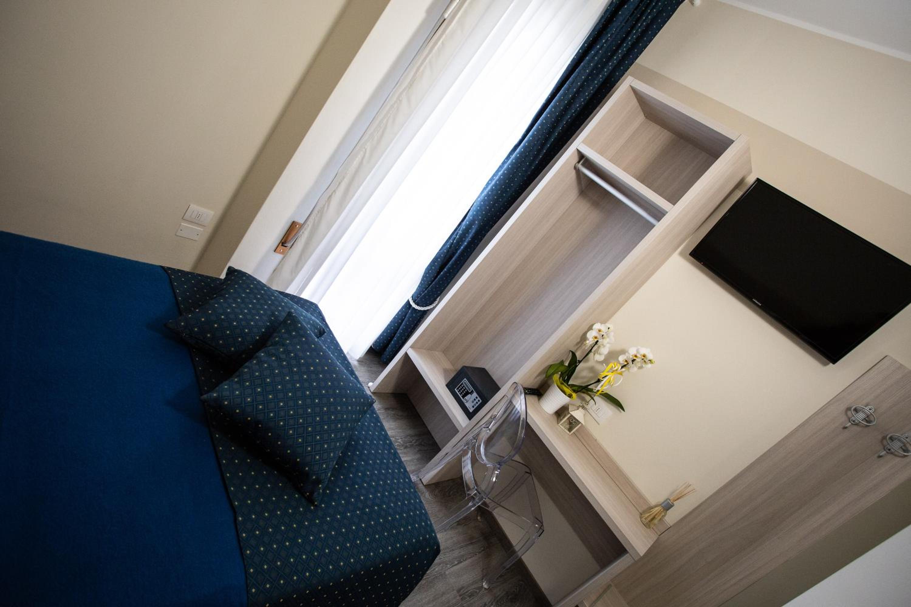 Single Room with Private Bathroom photo 3