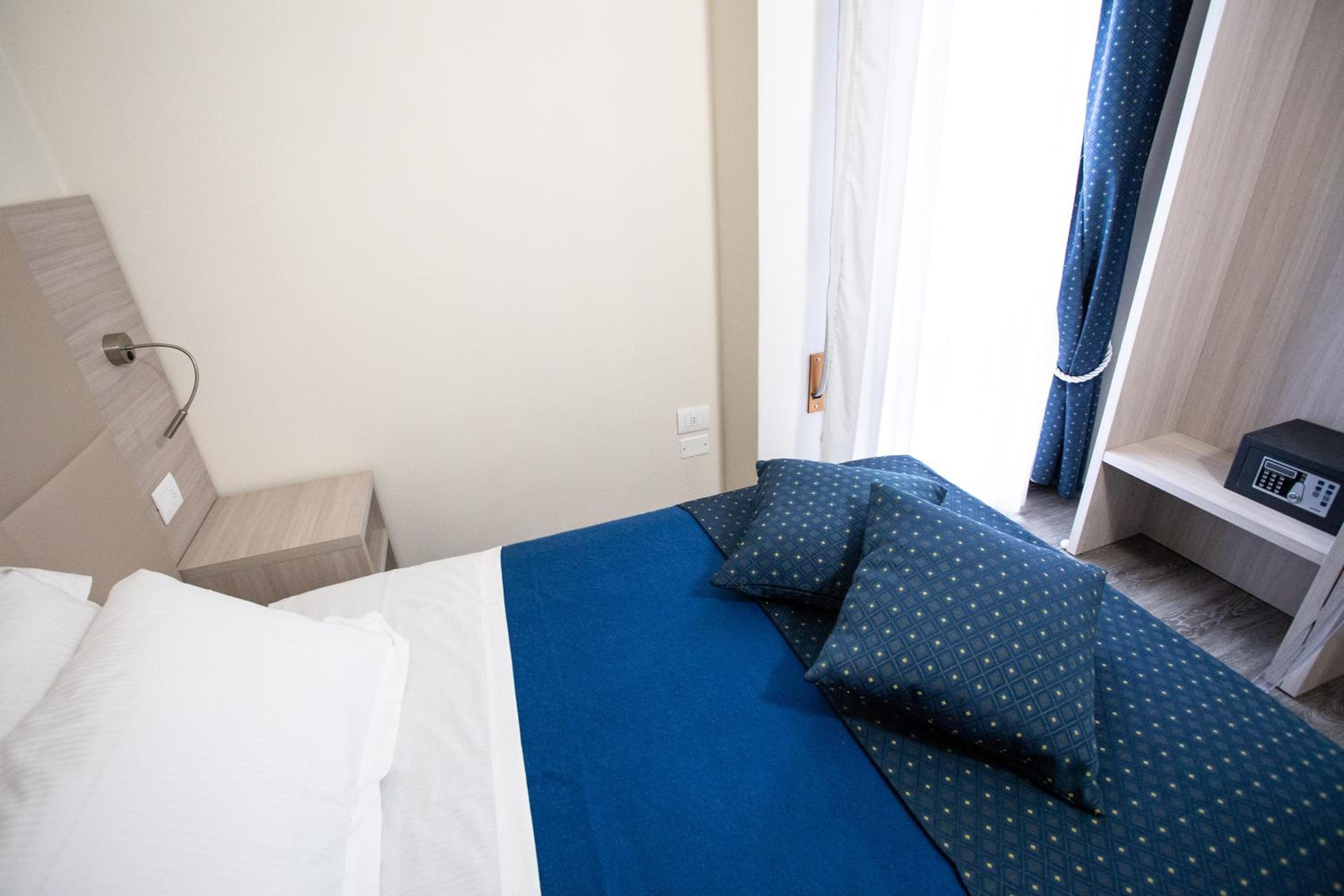 Single Room with Private Bathroom photo 2