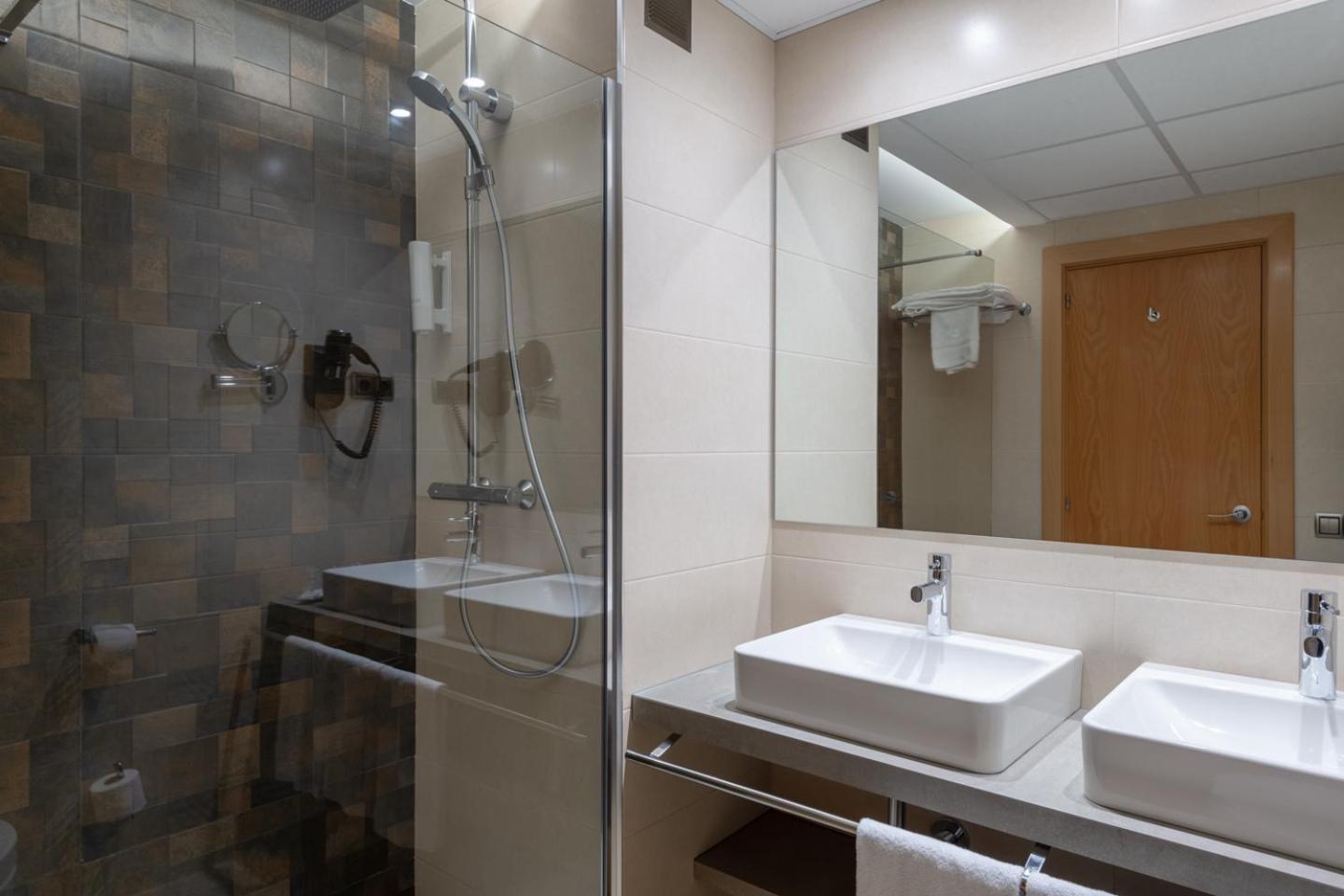 Triple Room (3 Adults) - Photo 2