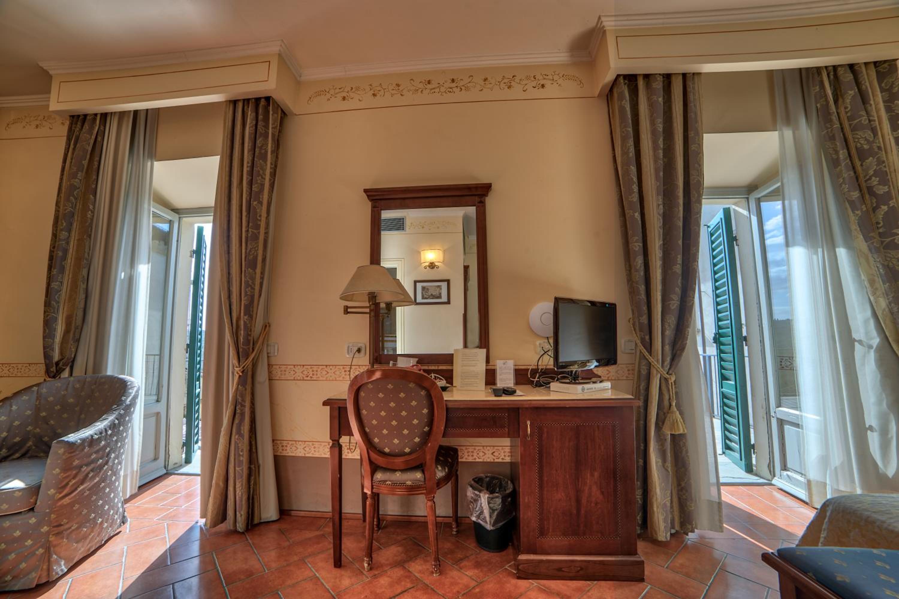 Suite - Photo 10