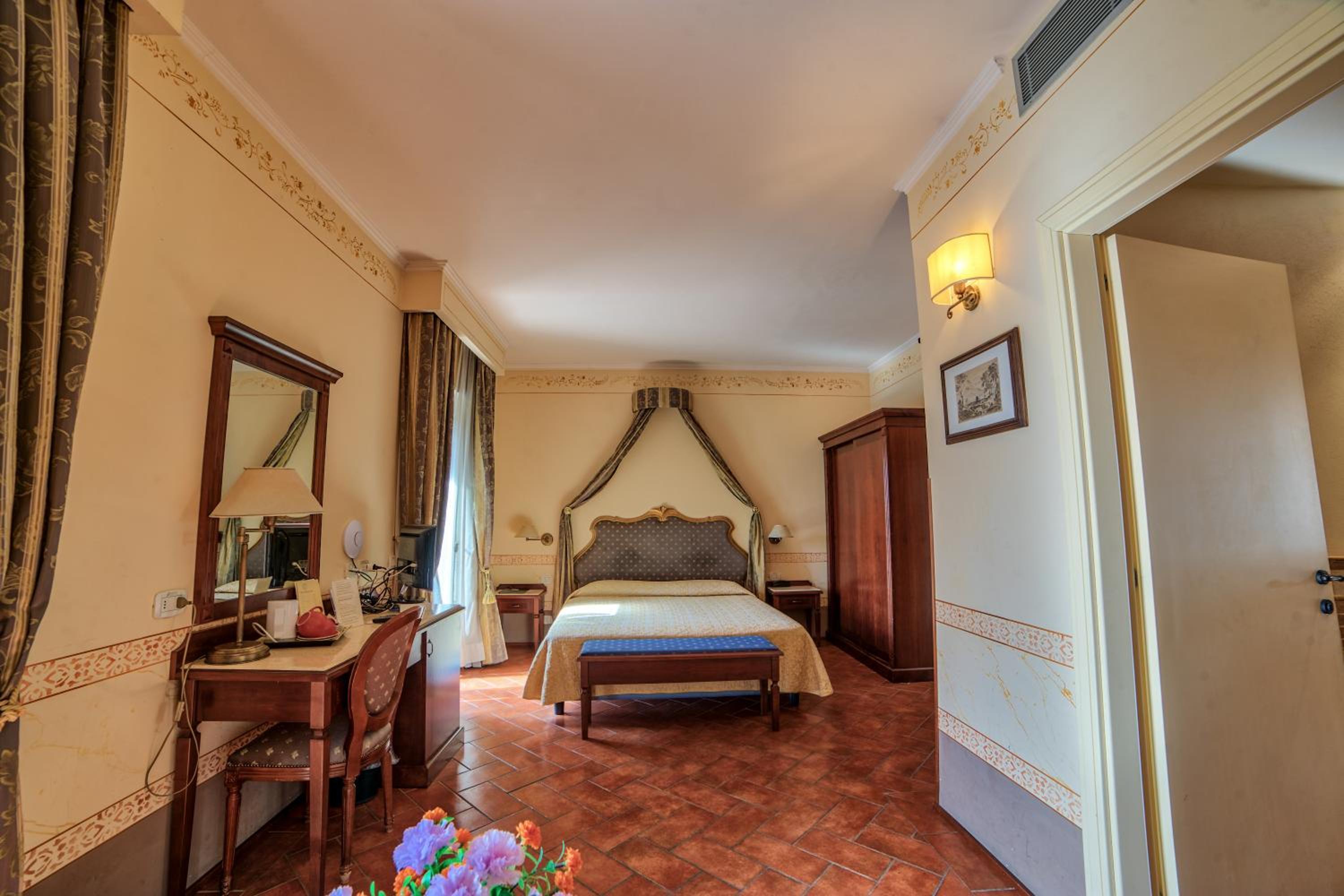 Suite - Photo 18