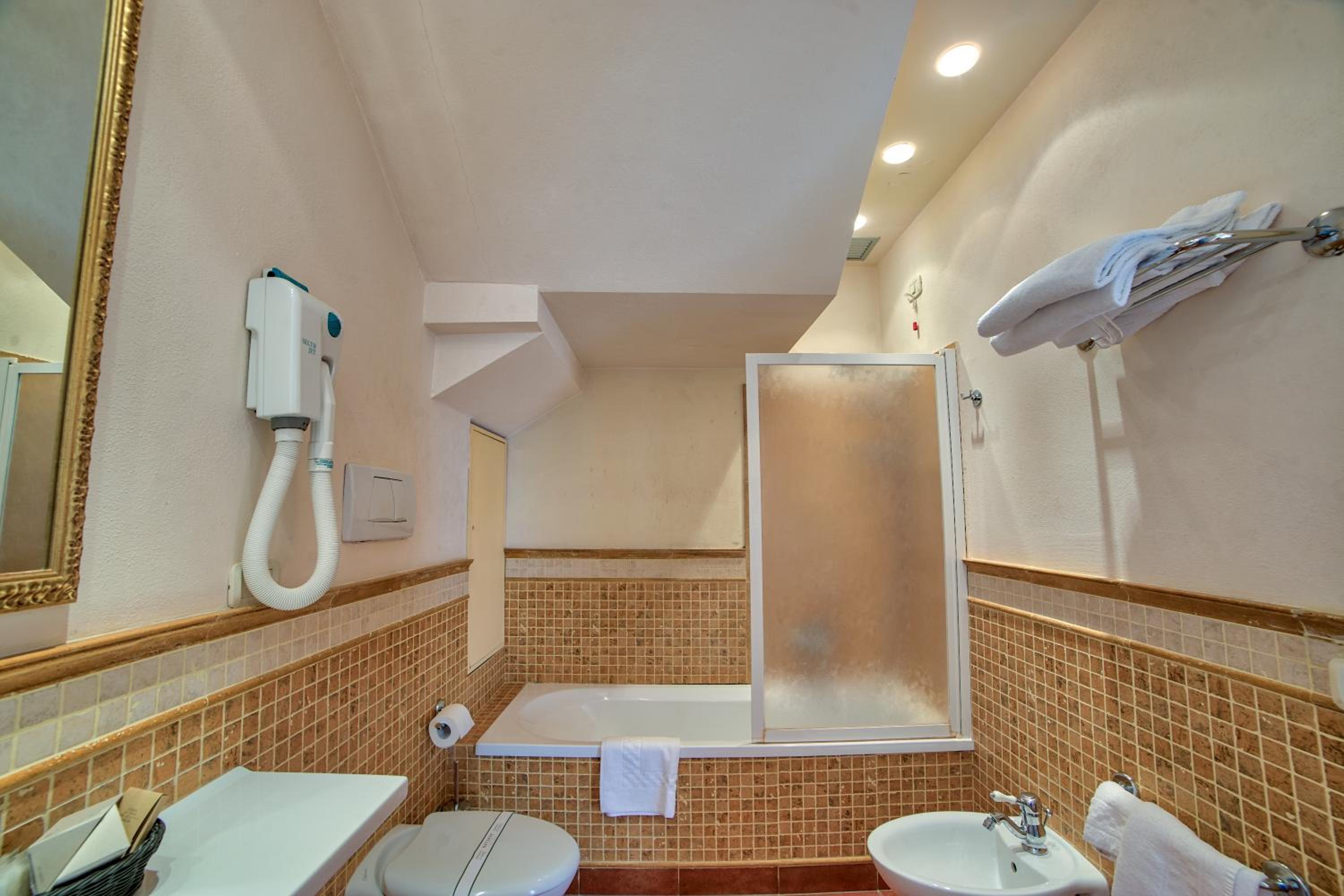 Suite - Photo 17