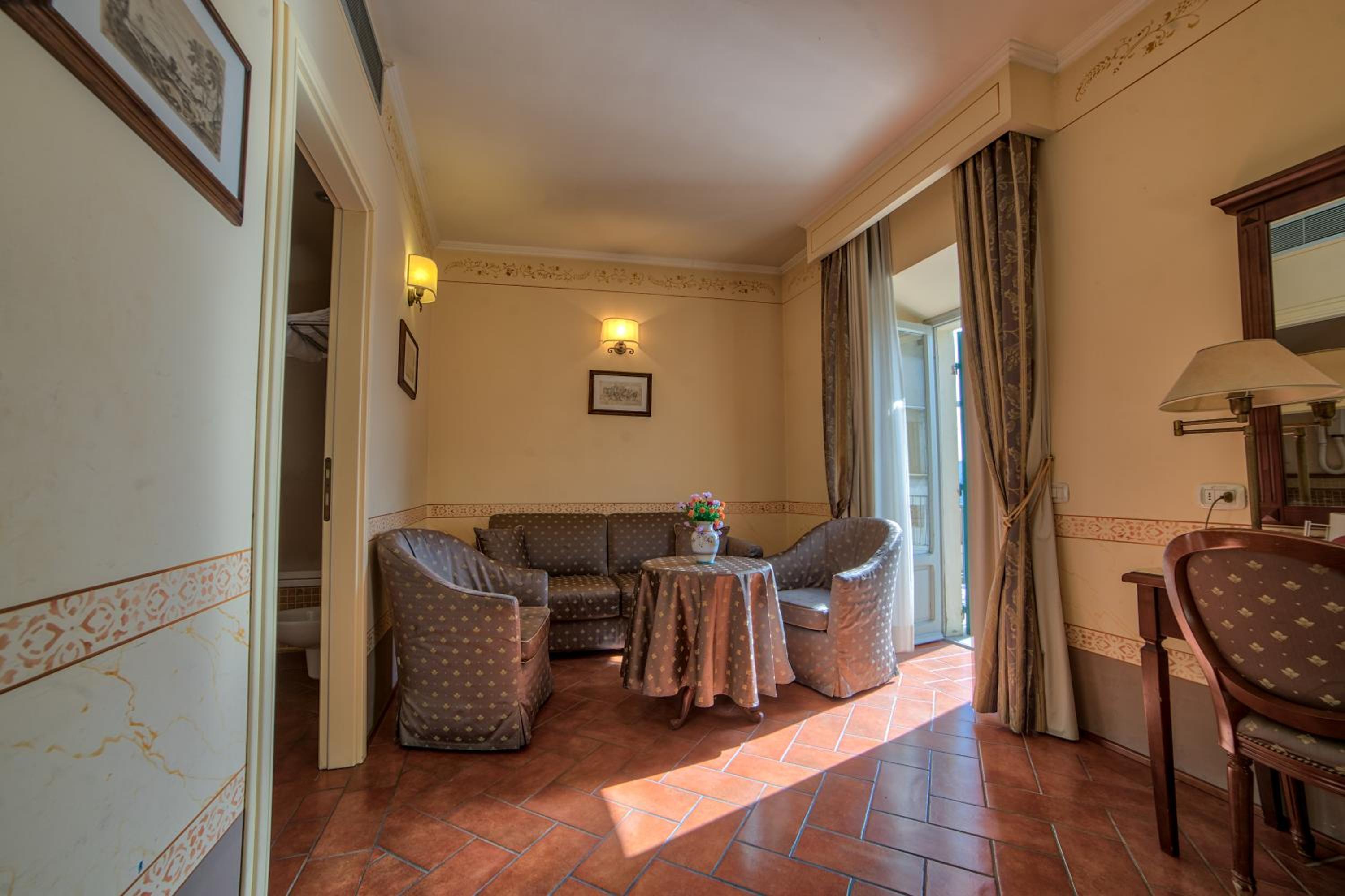 Suite - Photo 15