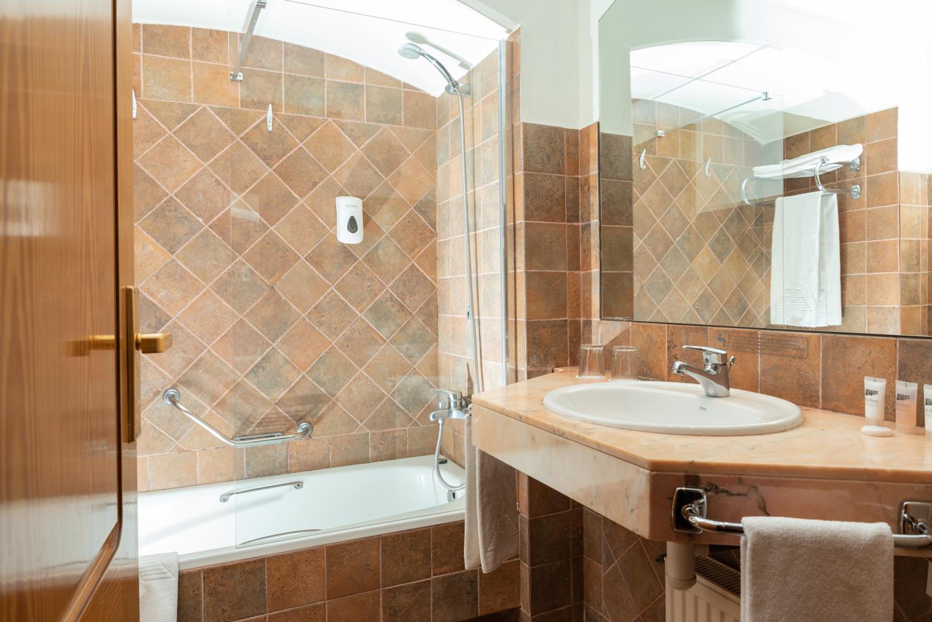 Deluxe Double or Twin Room with Garden View photo 3