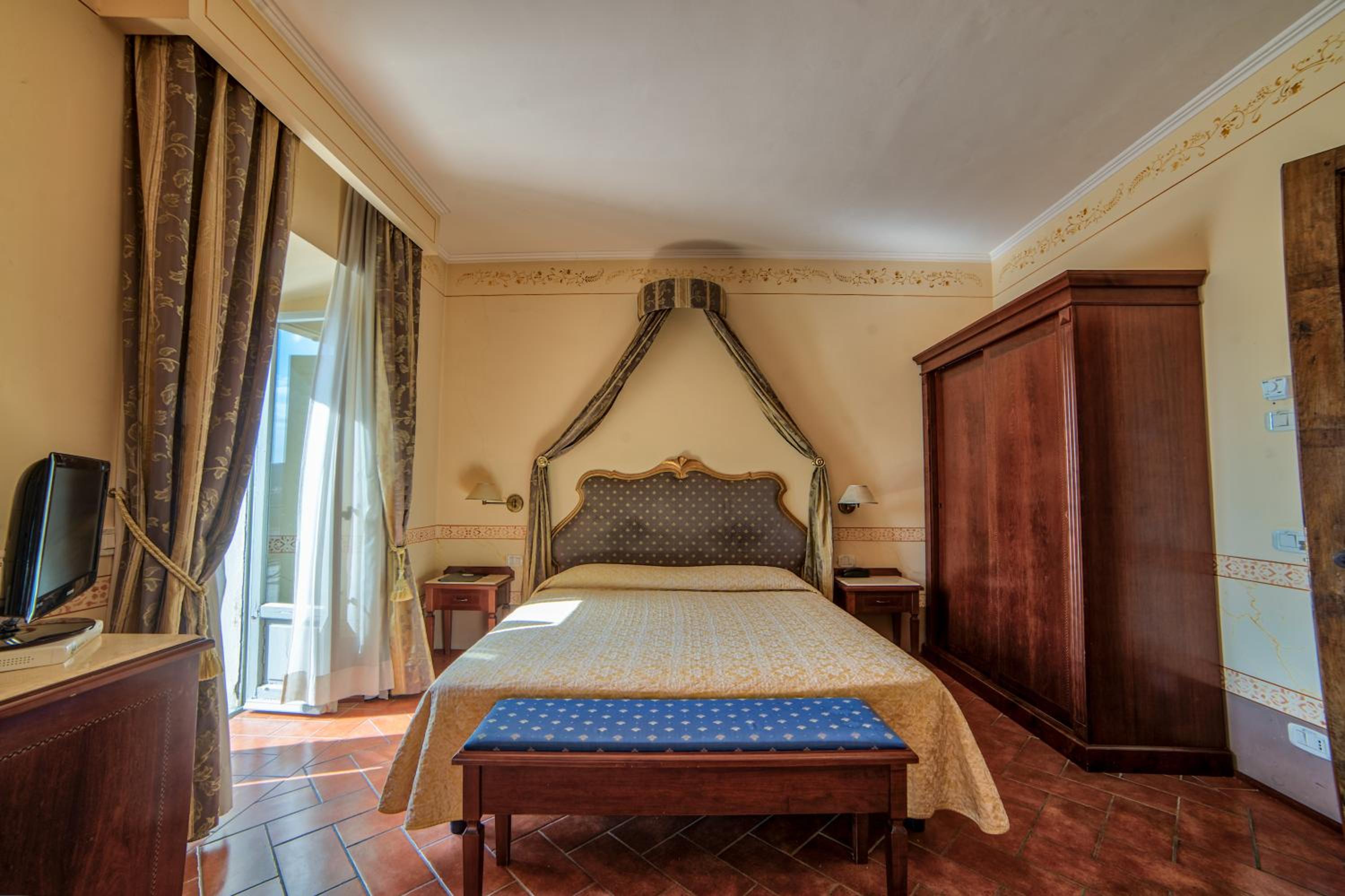 Suite - Photo 16