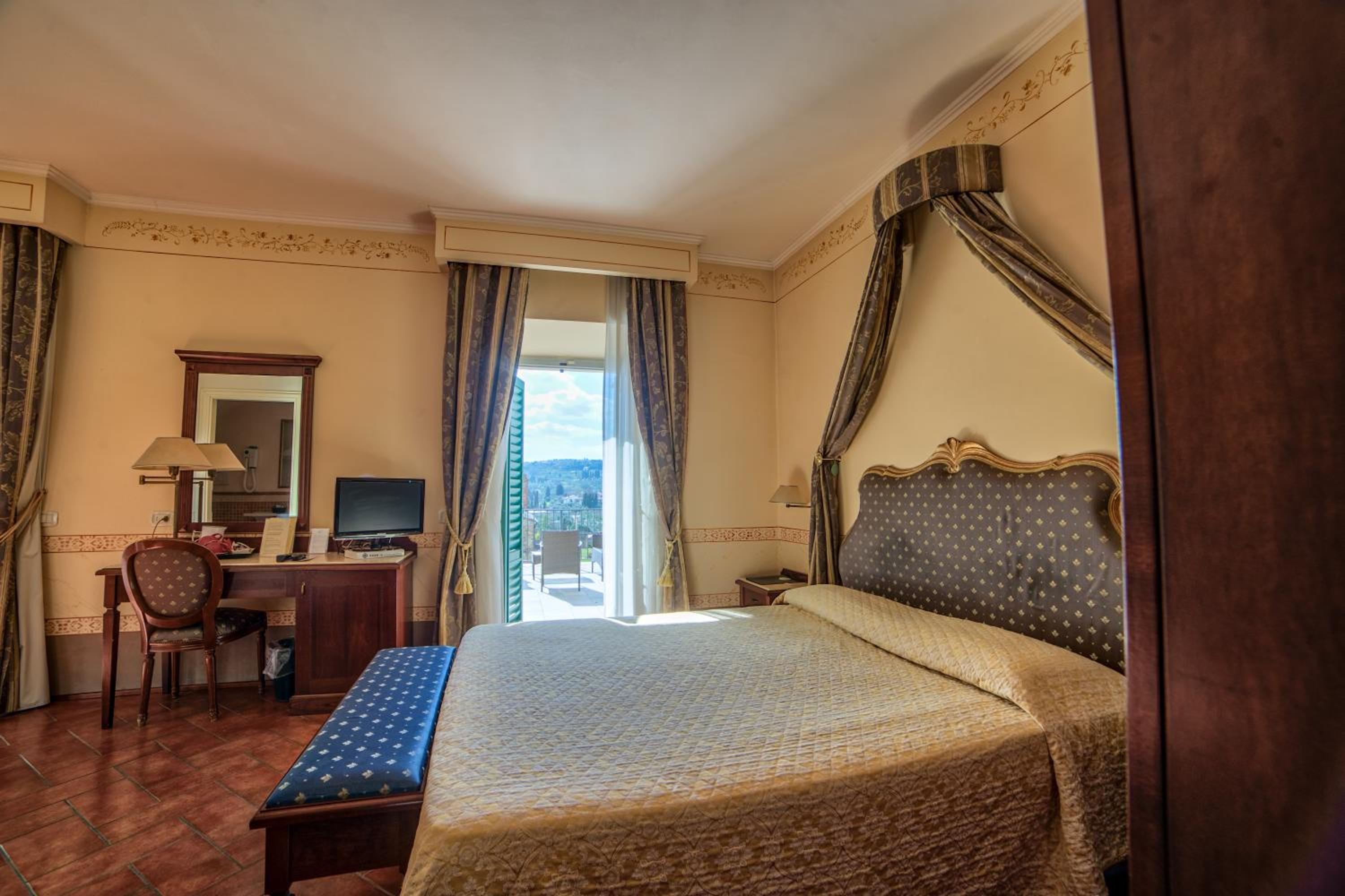 Suite - Photo 13
