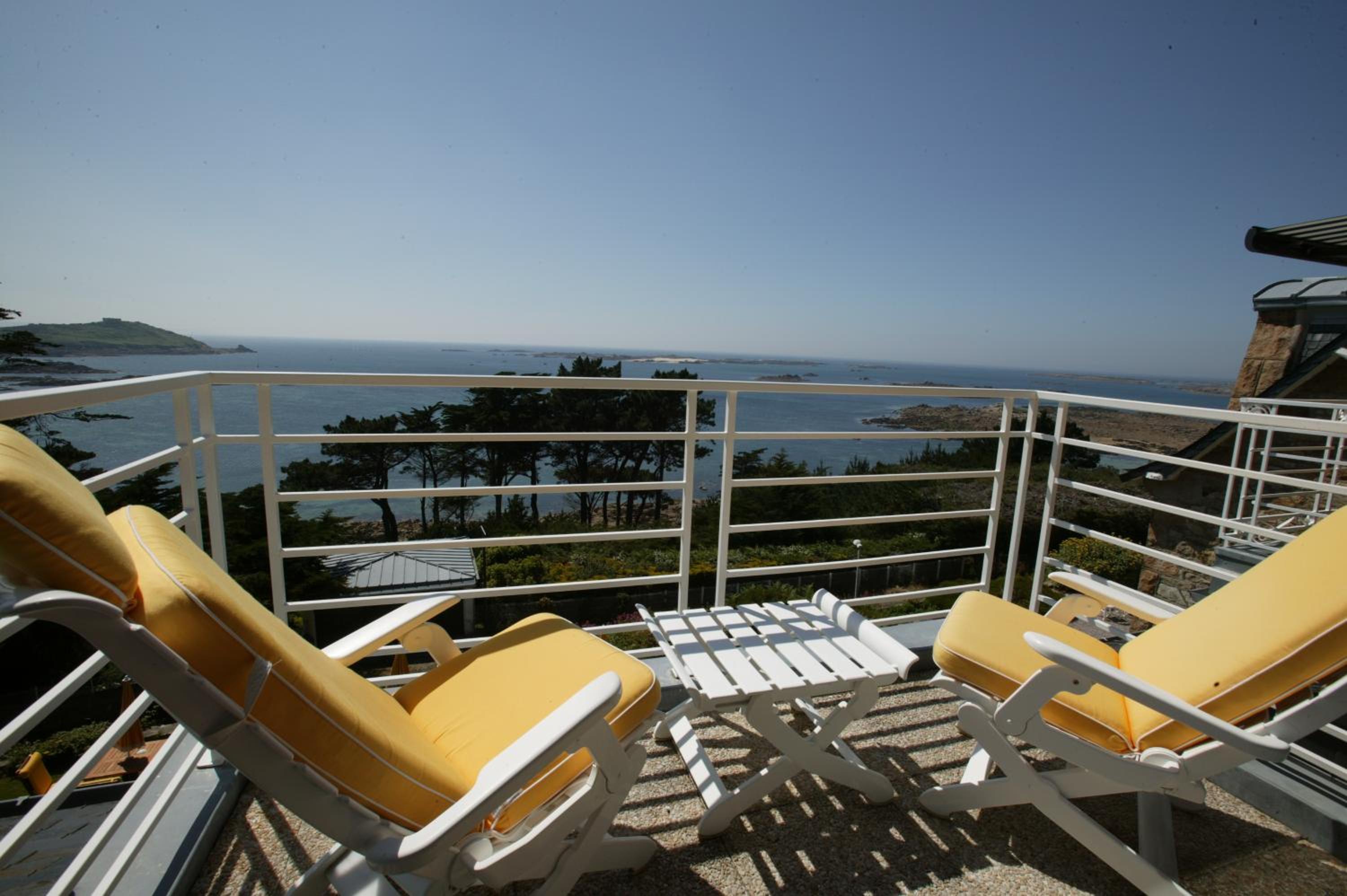 Deluxe Double or Twin Room with Sea View photo 3
