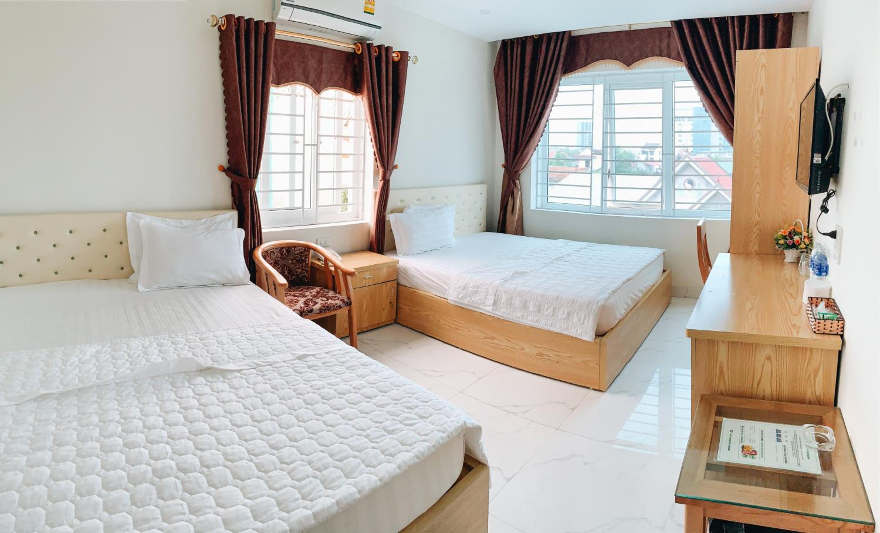 Queen Room with Two Queen Beds photo 2