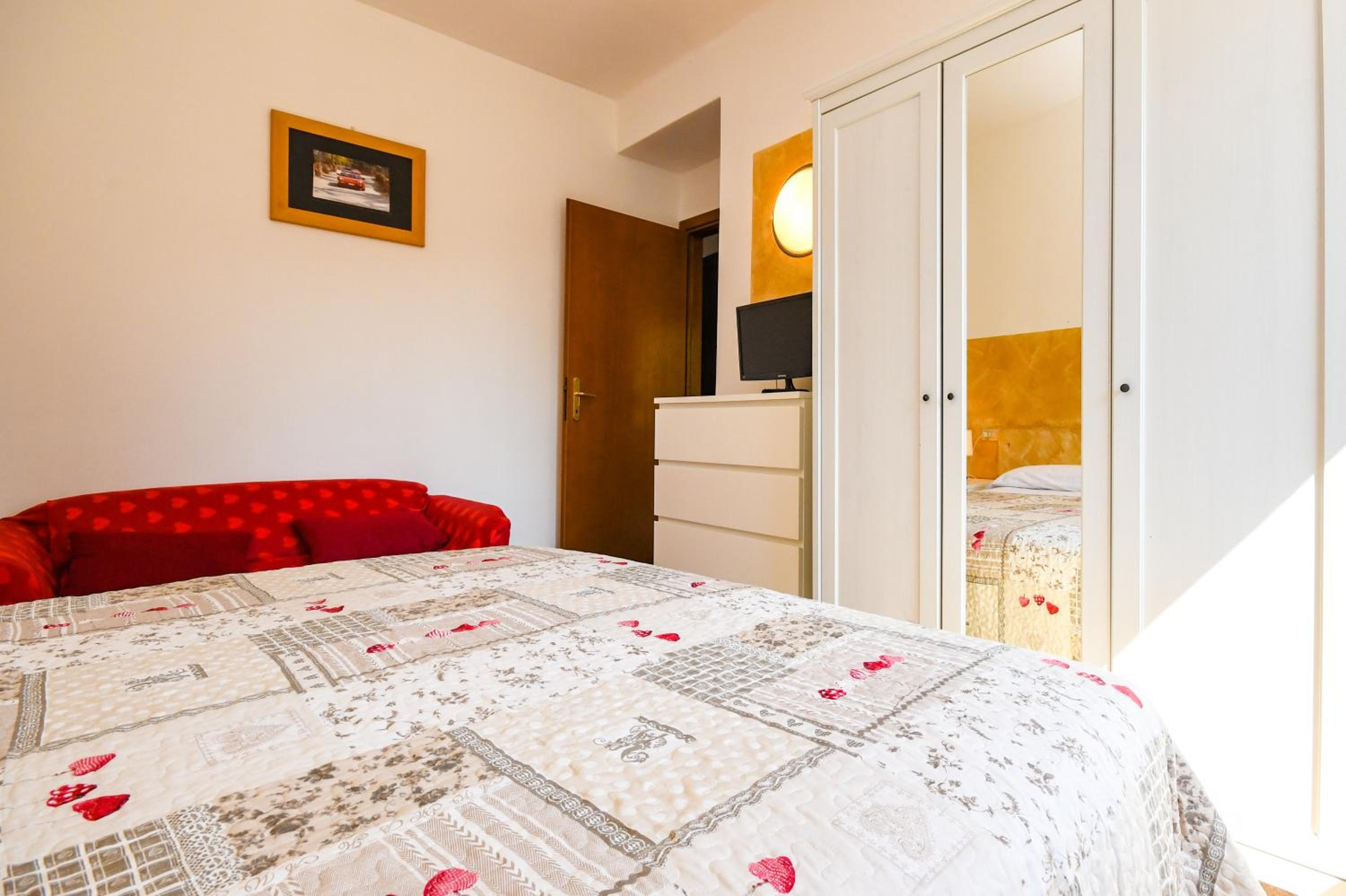 One-Bedroom Apartment - Photo 3