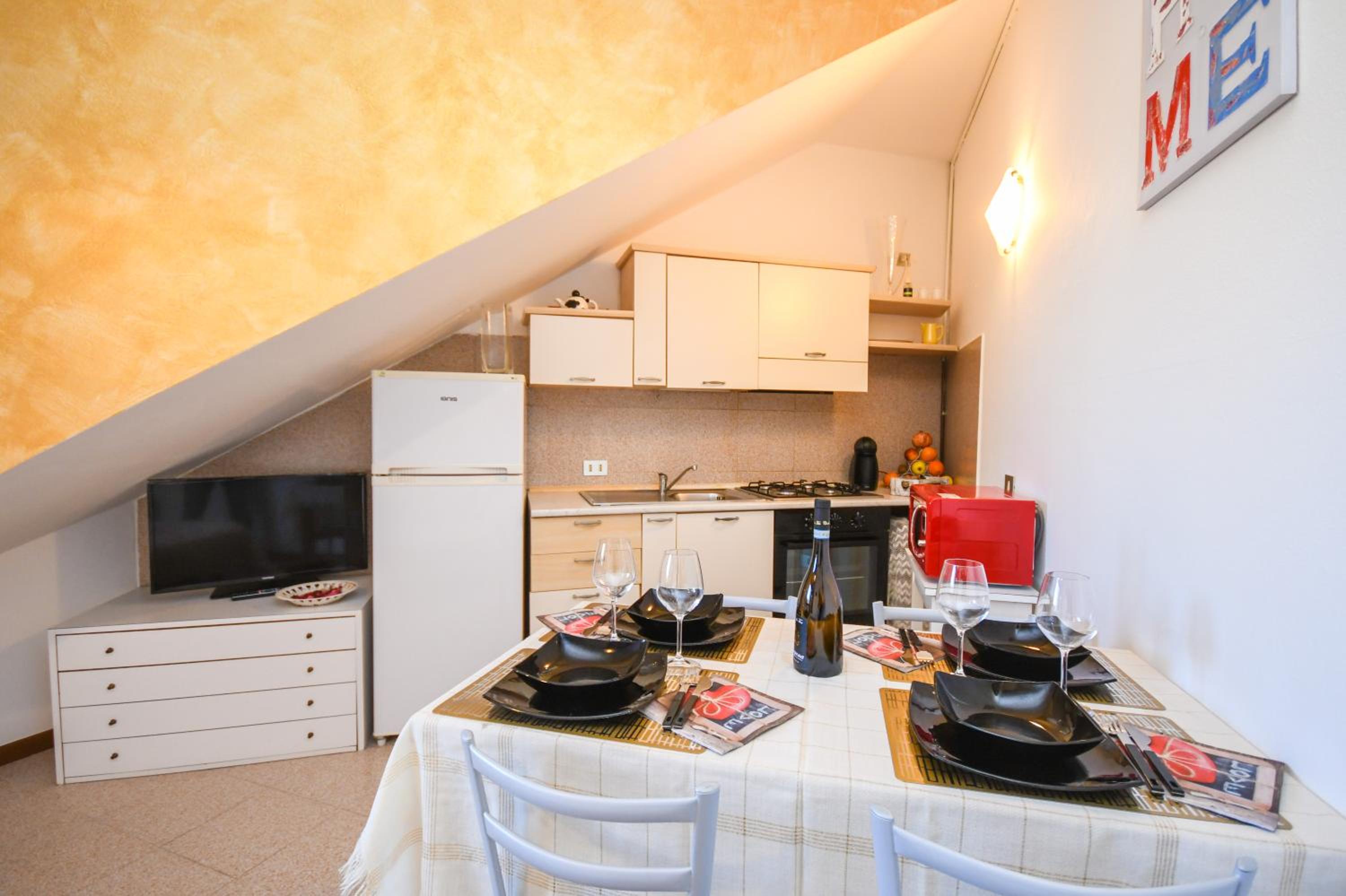 One-Bedroom Apartment - Photo 2