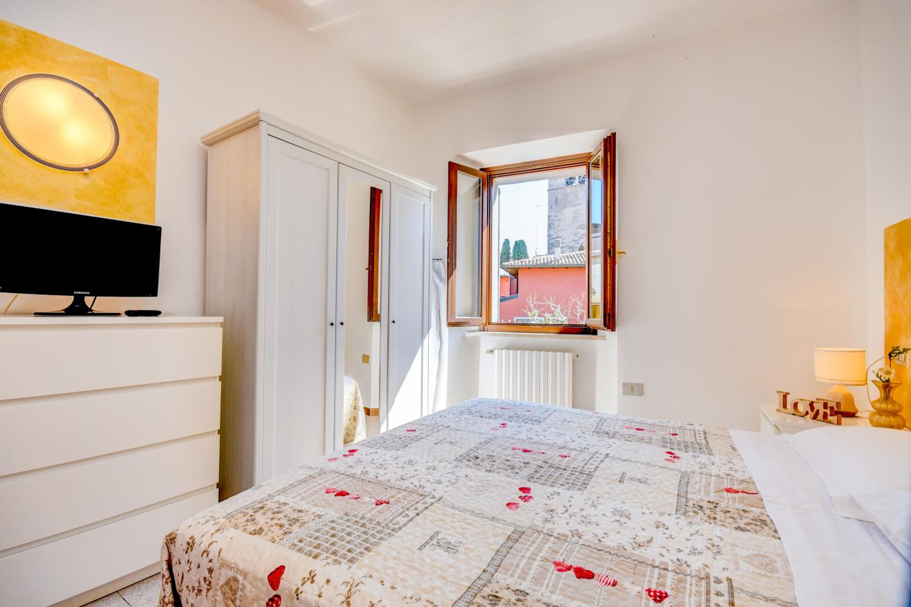 One-Bedroom Apartment - Photo 1