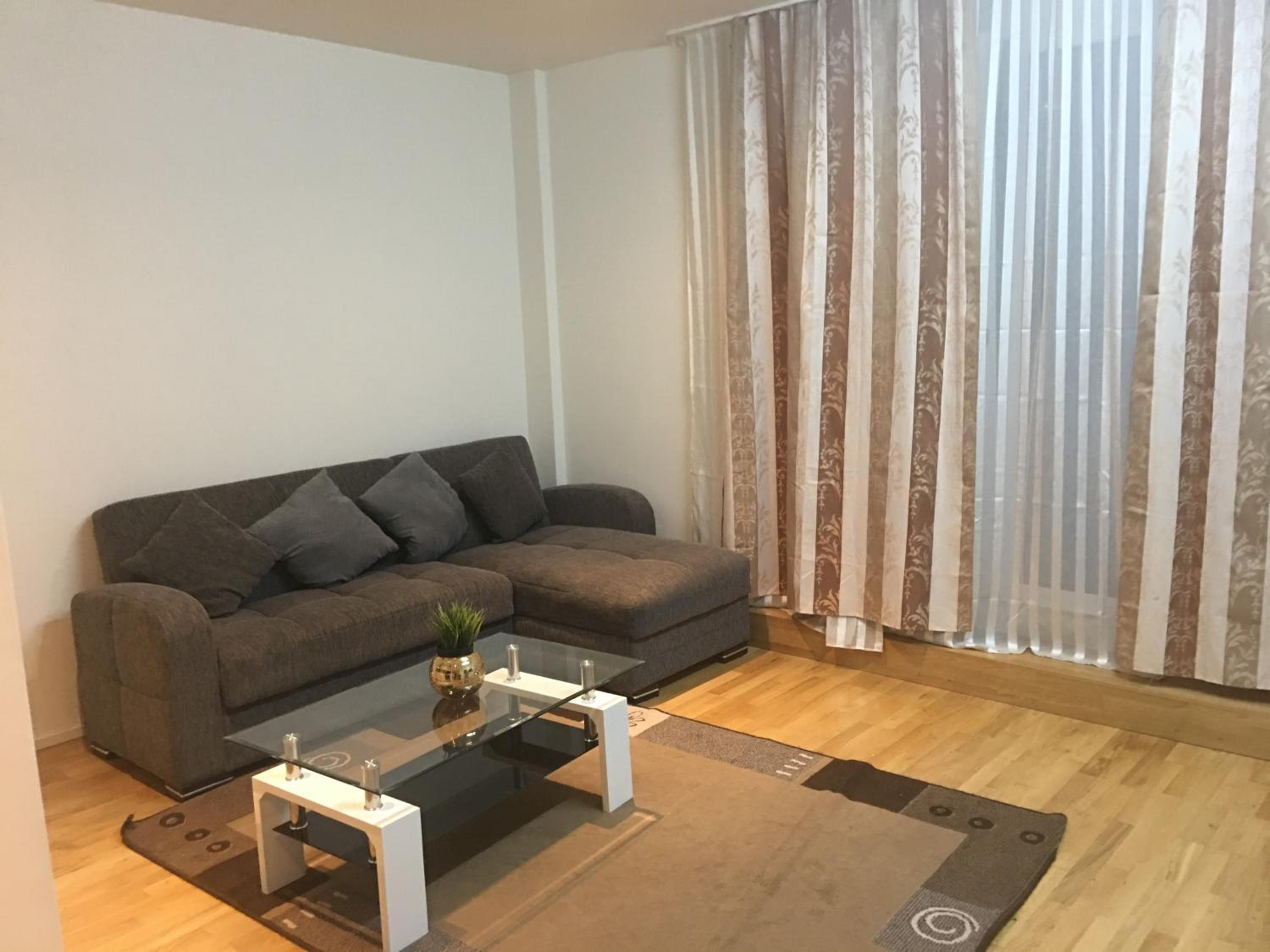 One-Bedroom Apartment - Photo 2