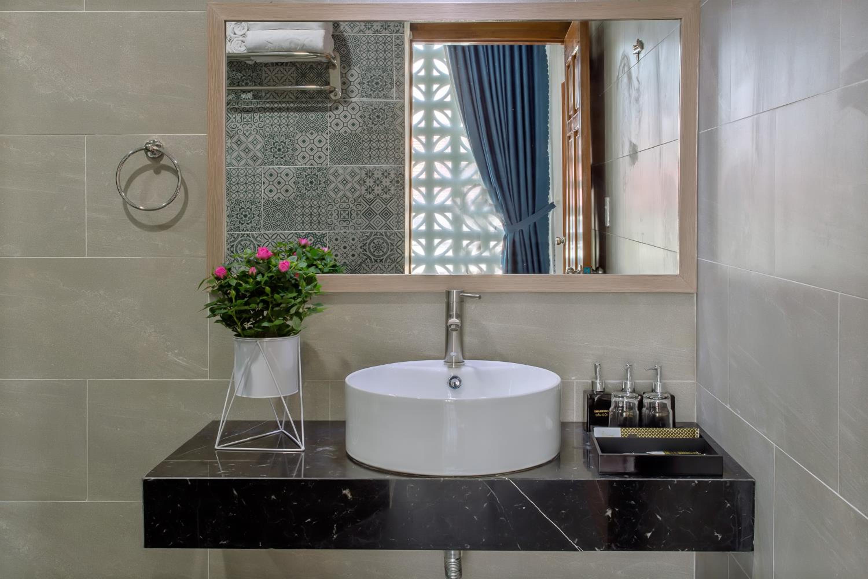 Family Suite with Balcony - Photo 17